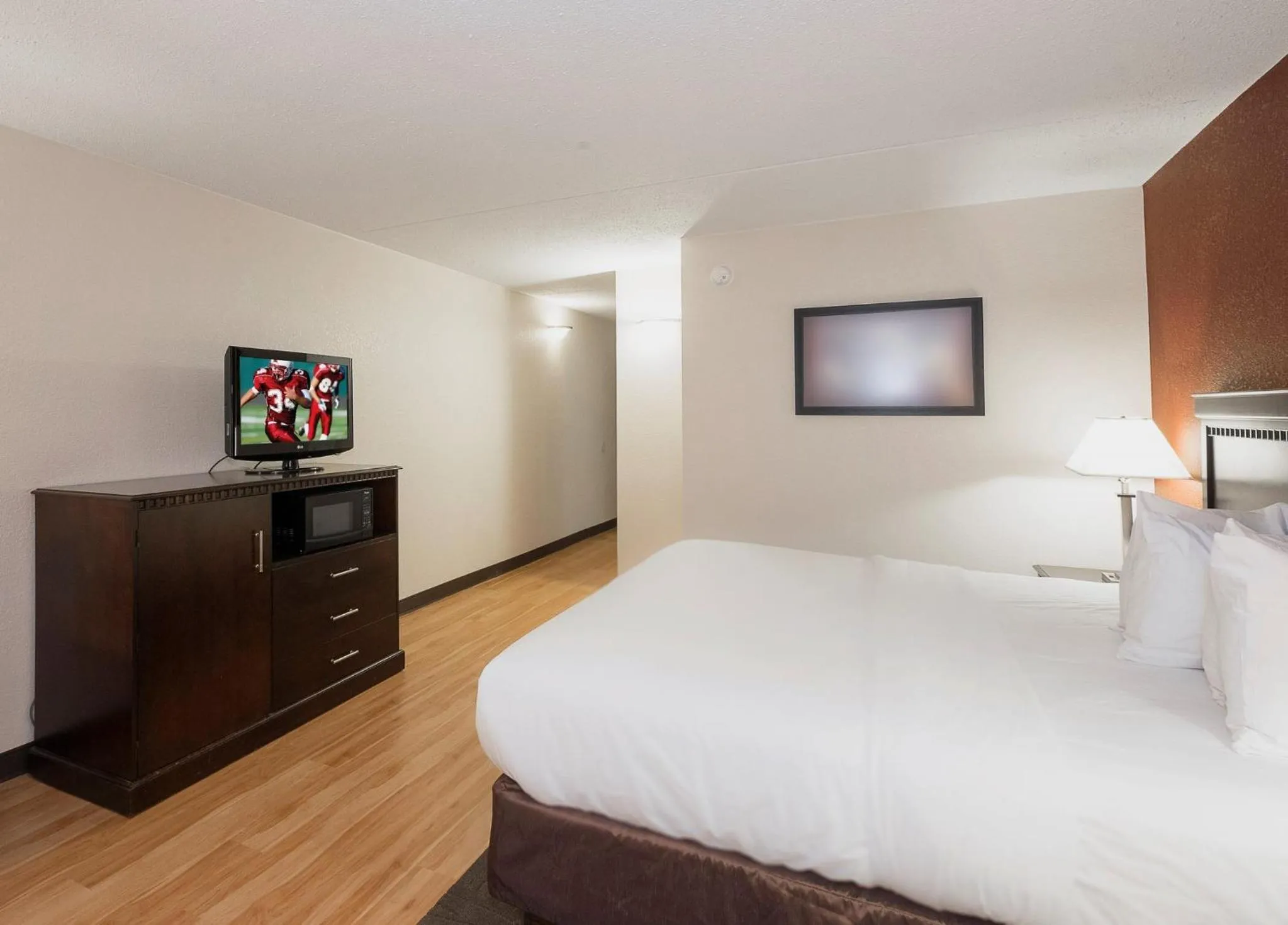 Photo of the whole room, Bed in Red Roof Inn & Suites Mt Holly - McGuire AFB