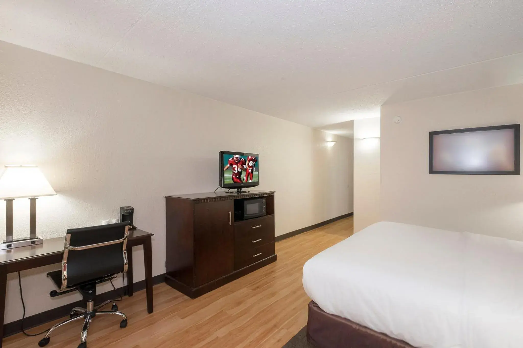 Superior Room with One Double Bed Non-Smoking in Red Roof Inn & Suites Mt Holly - McGuire AFB Superior Room with One Double Bed Non-Smoking in Red Roof Inn & Suites Mt Holly - McGuire AFB