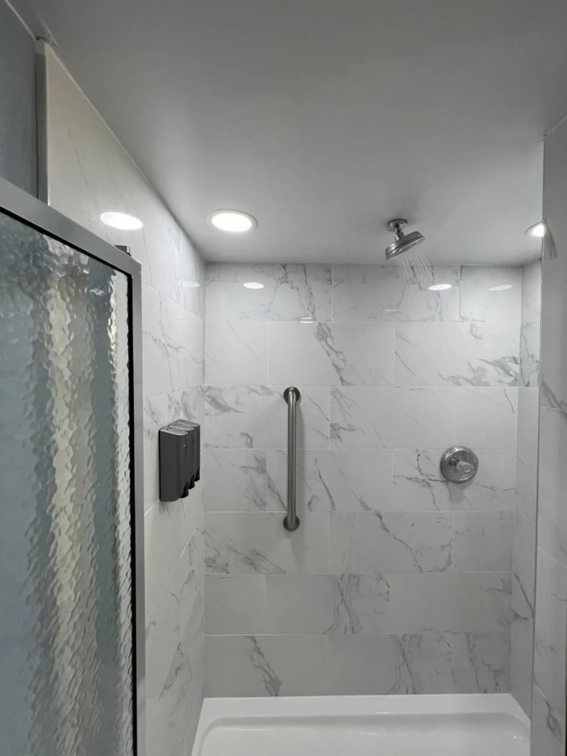 Bathroom in Red Roof Inn & Suites Mt Holly - McGuire AFB