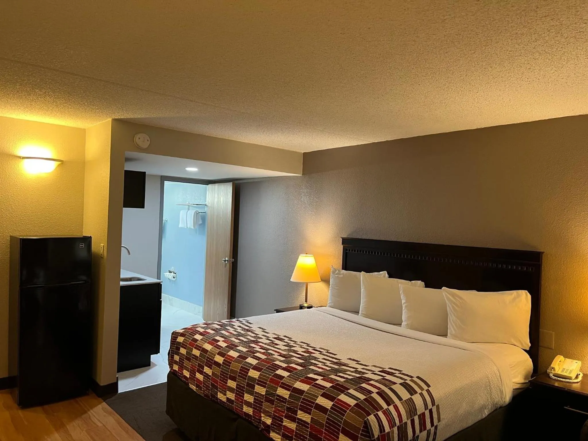 Photo of the whole room, Bed in Red Roof Inn & Suites Mt Holly - McGuire AFB