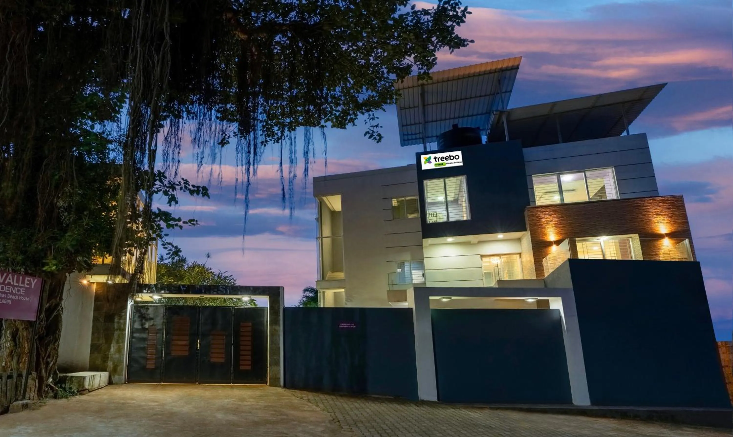 Facade/entrance in Treebo Midvalley Residence