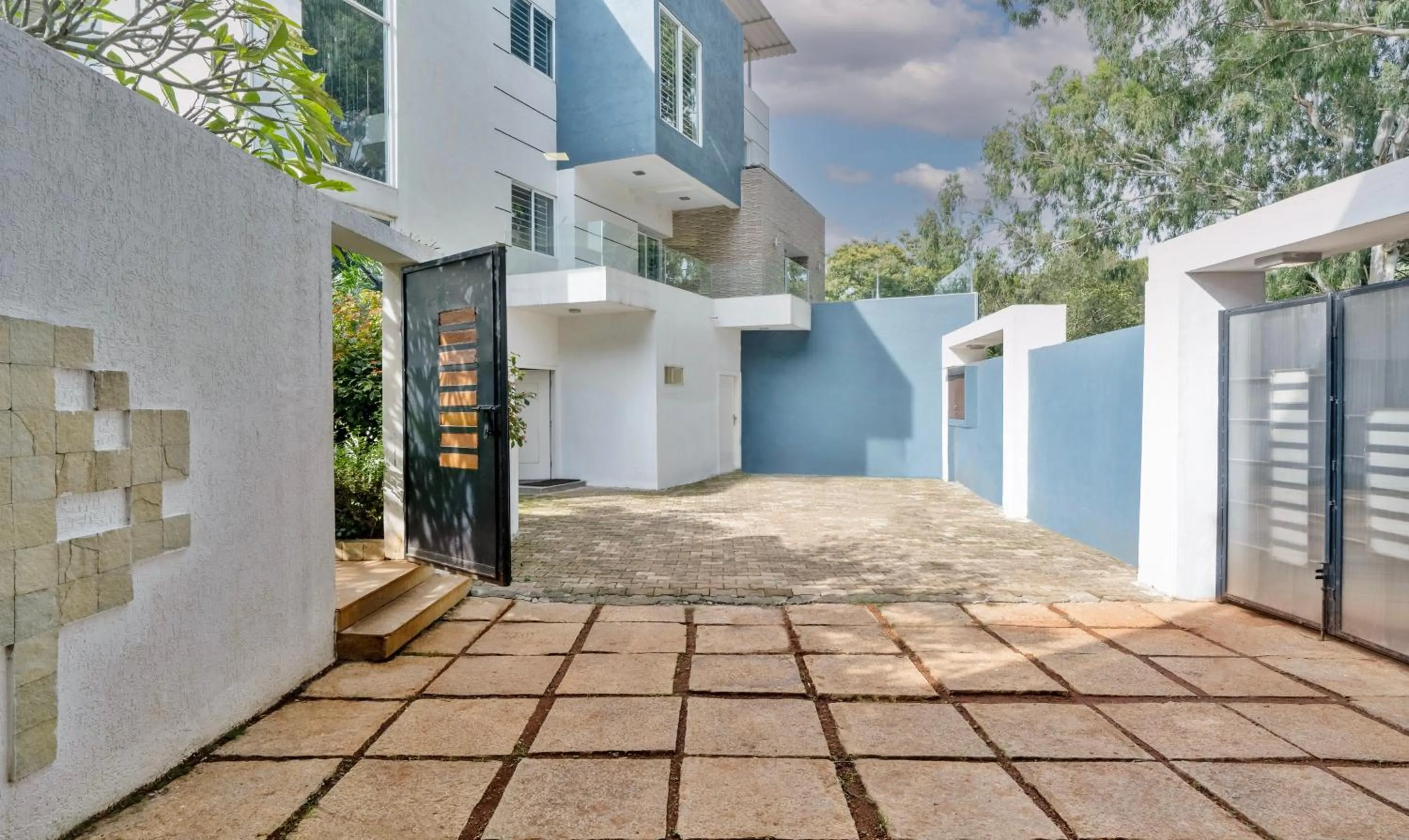 Facade/entrance in Treebo Midvalley Residence
