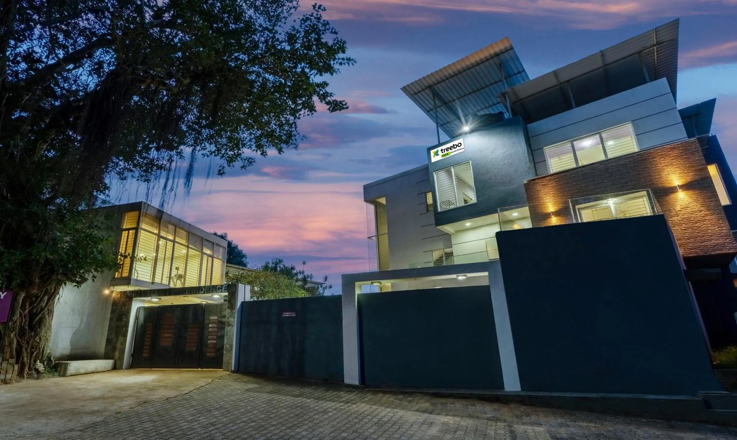 Facade/entrance in Treebo Midvalley Residence