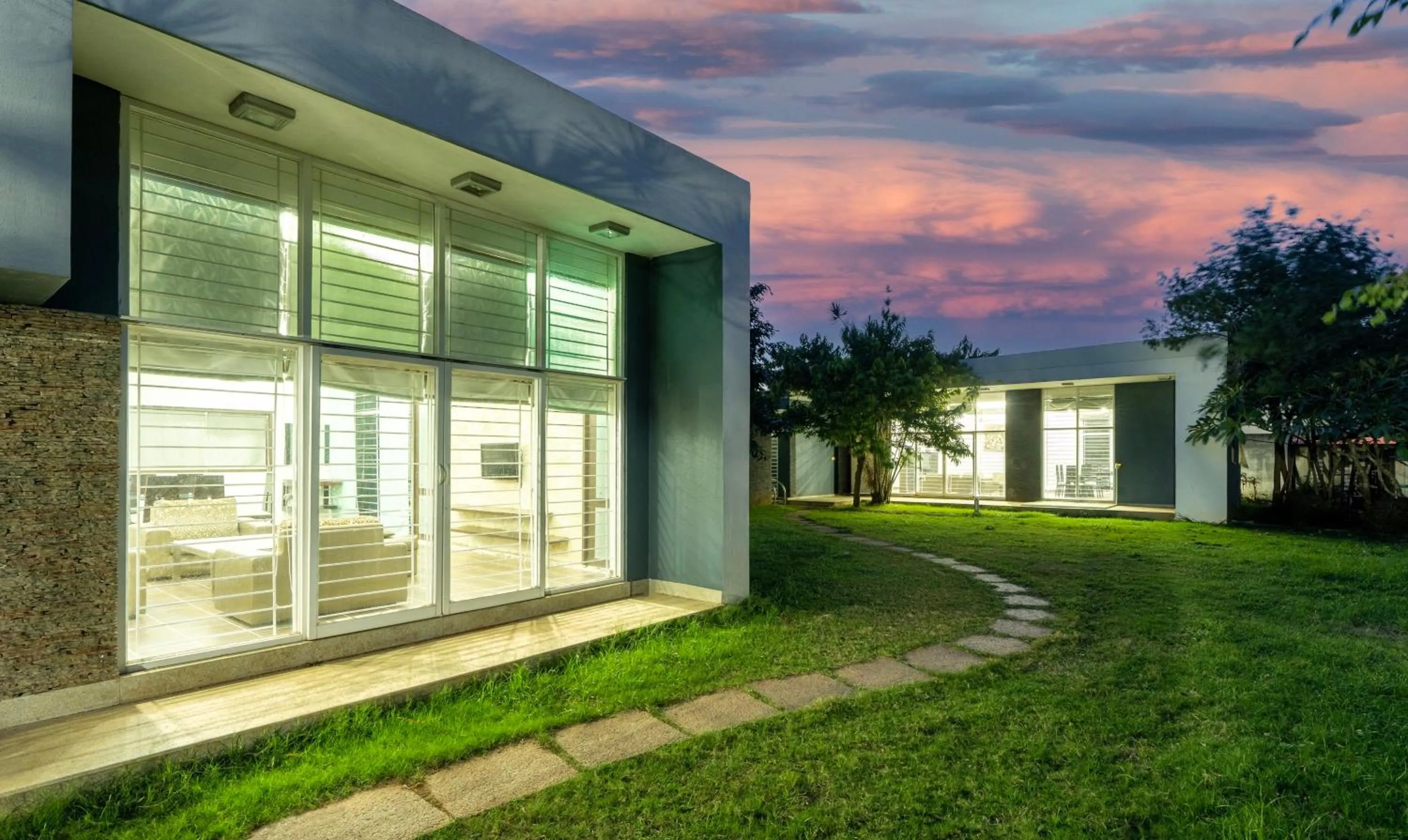 Facade/entrance in Treebo Midvalley Residence