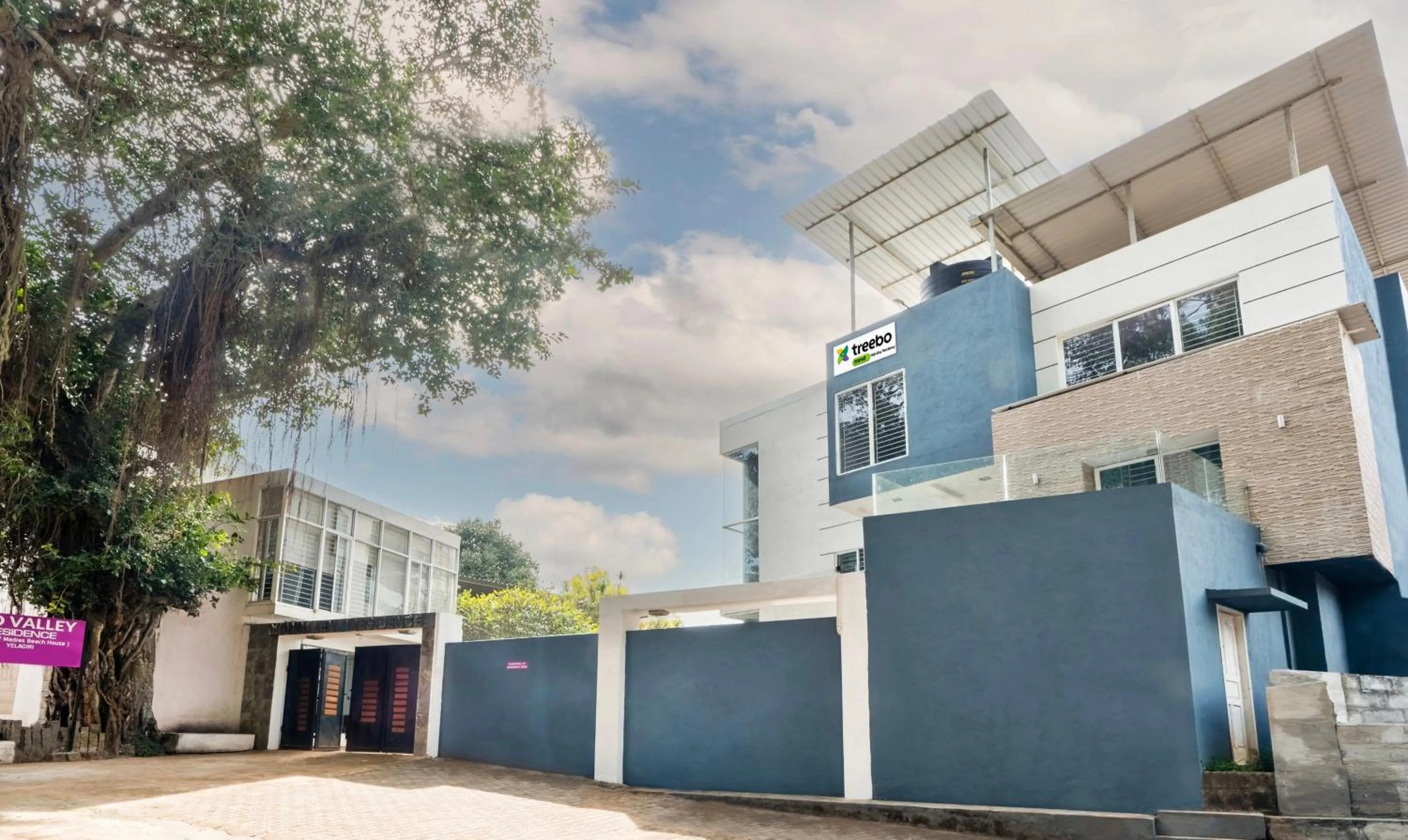 Facade/entrance in Treebo Midvalley Residence