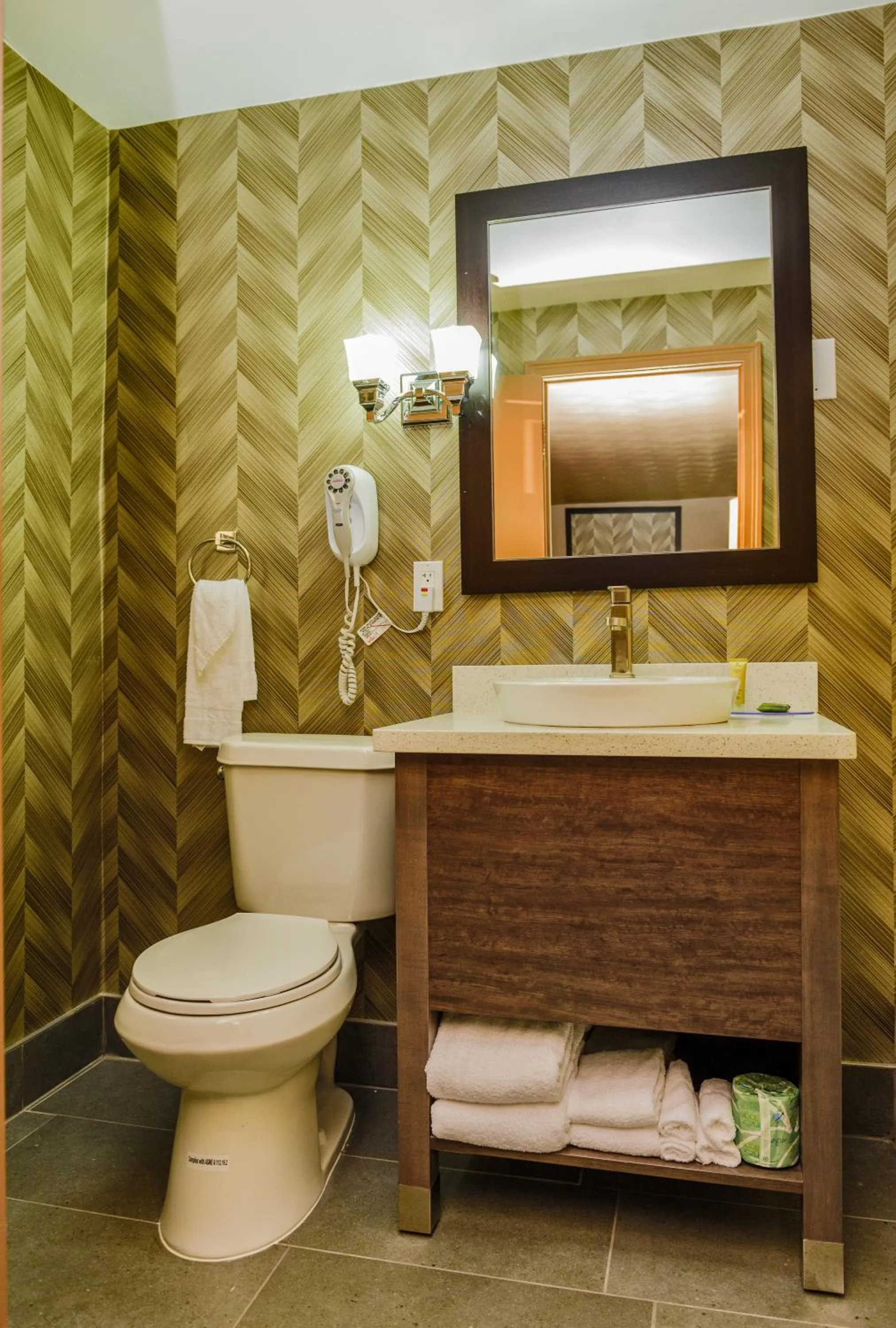 Bathroom in Aarya Hotel By Niagara Fashion Outlets