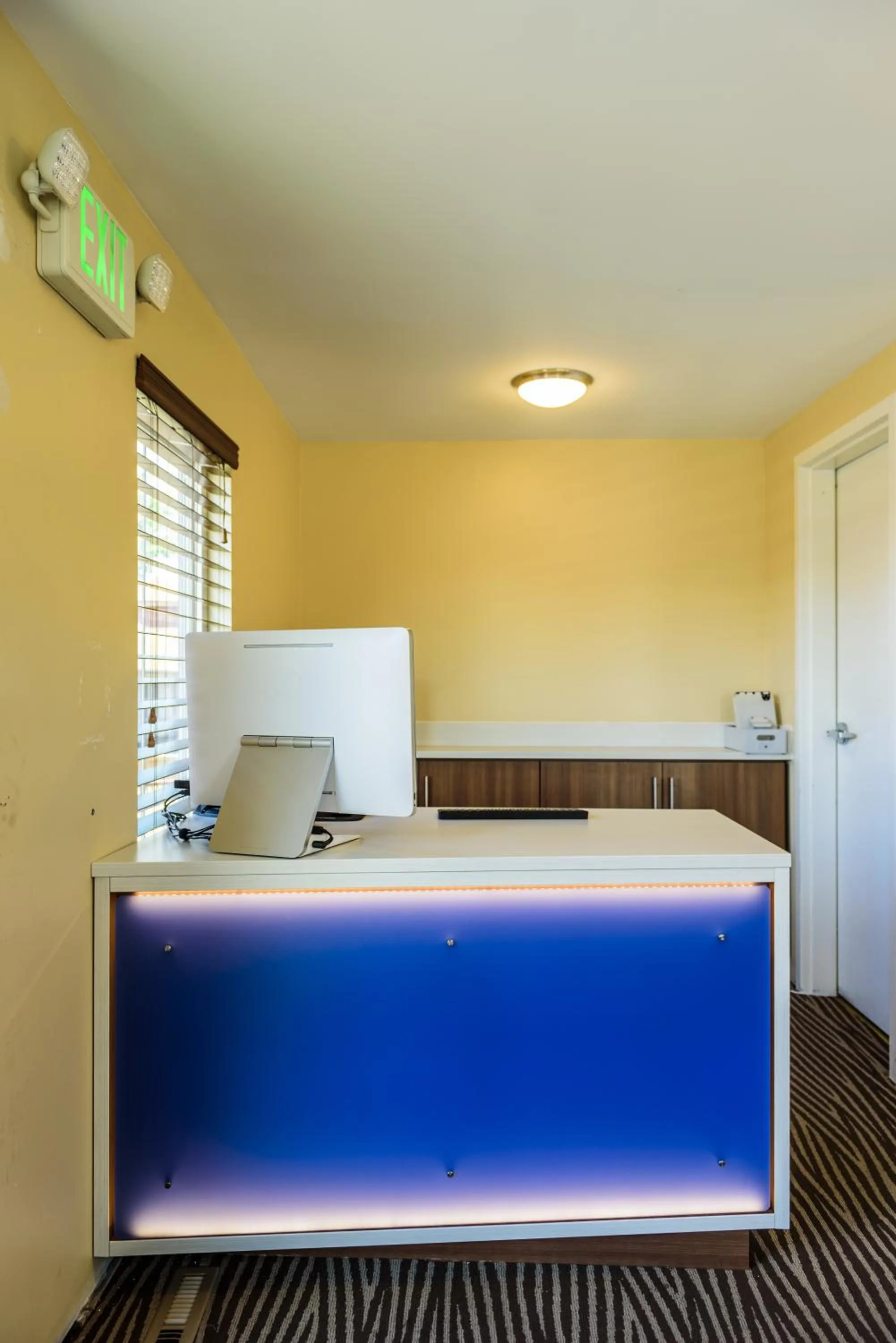 Lobby or reception in Aarya Hotel By Niagara Fashion Outlets