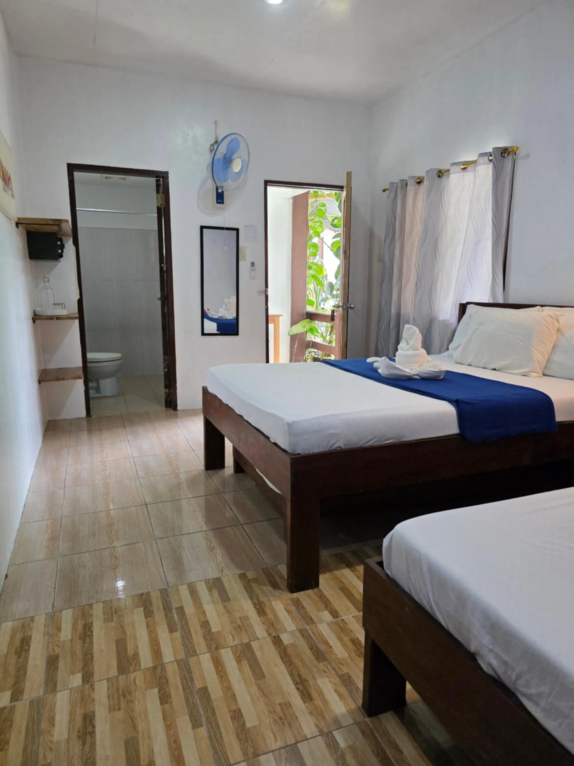 Bedroom, Bed in Pisces Tourist Inn - Port Barton