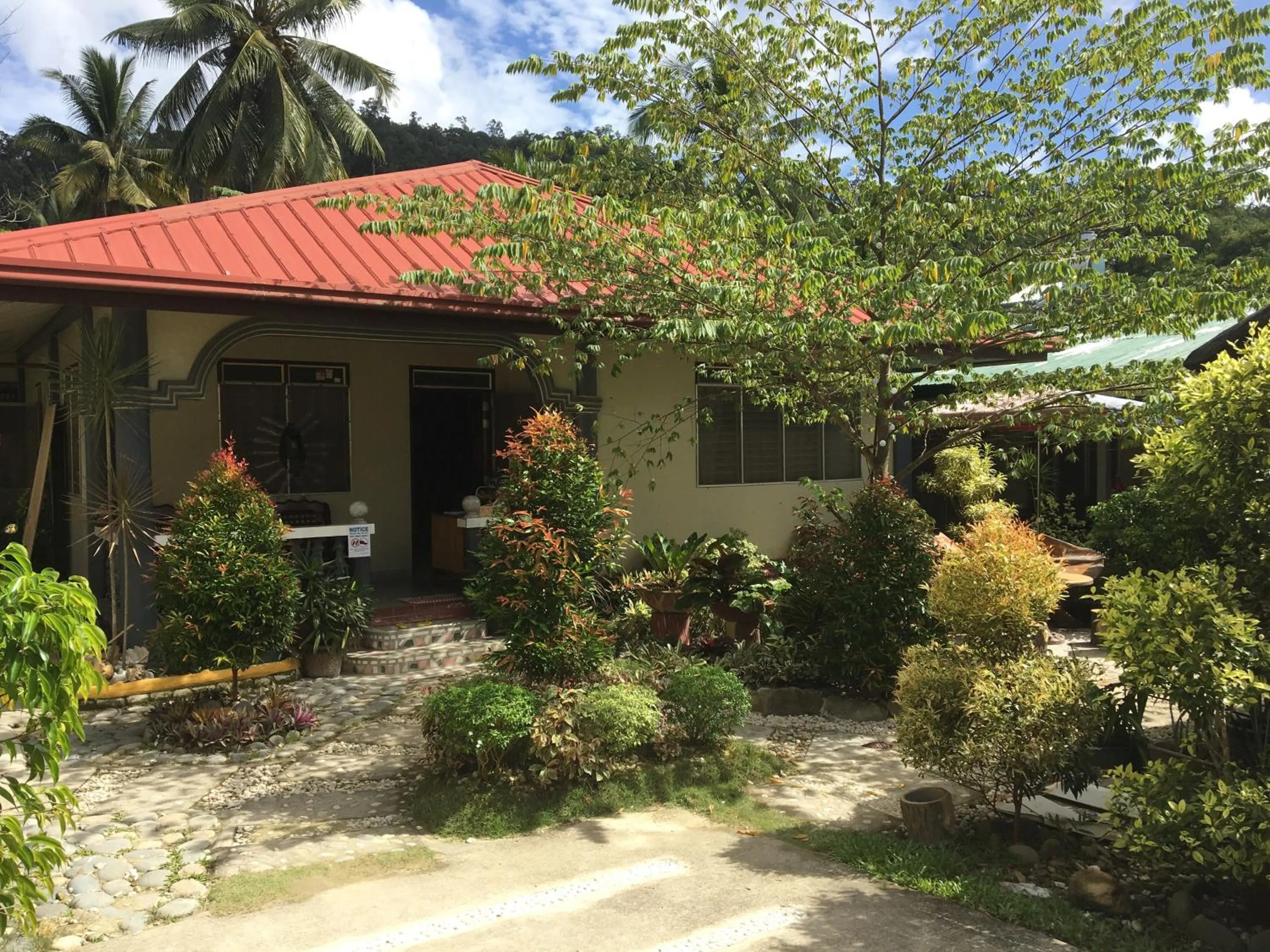 Garden view in Pisces Tourist Inn - Port Barton