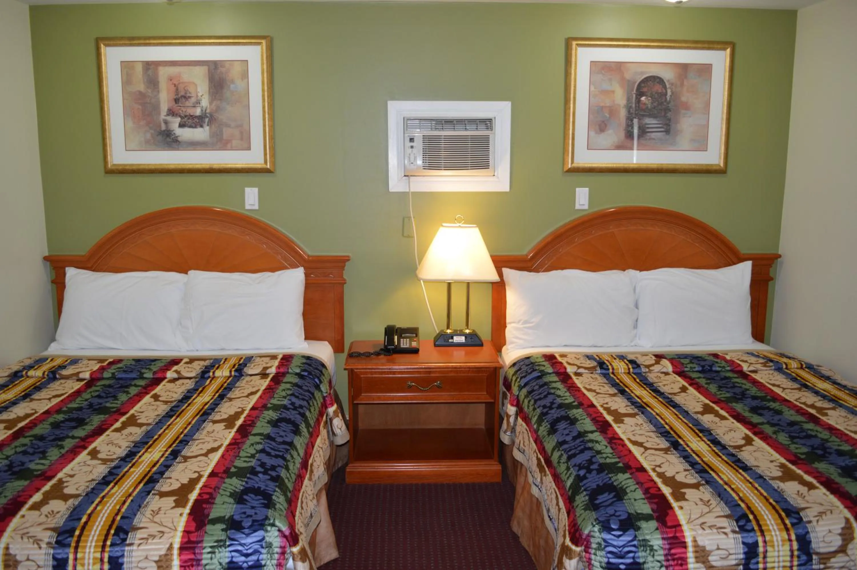 Bed in Lincoln Motel