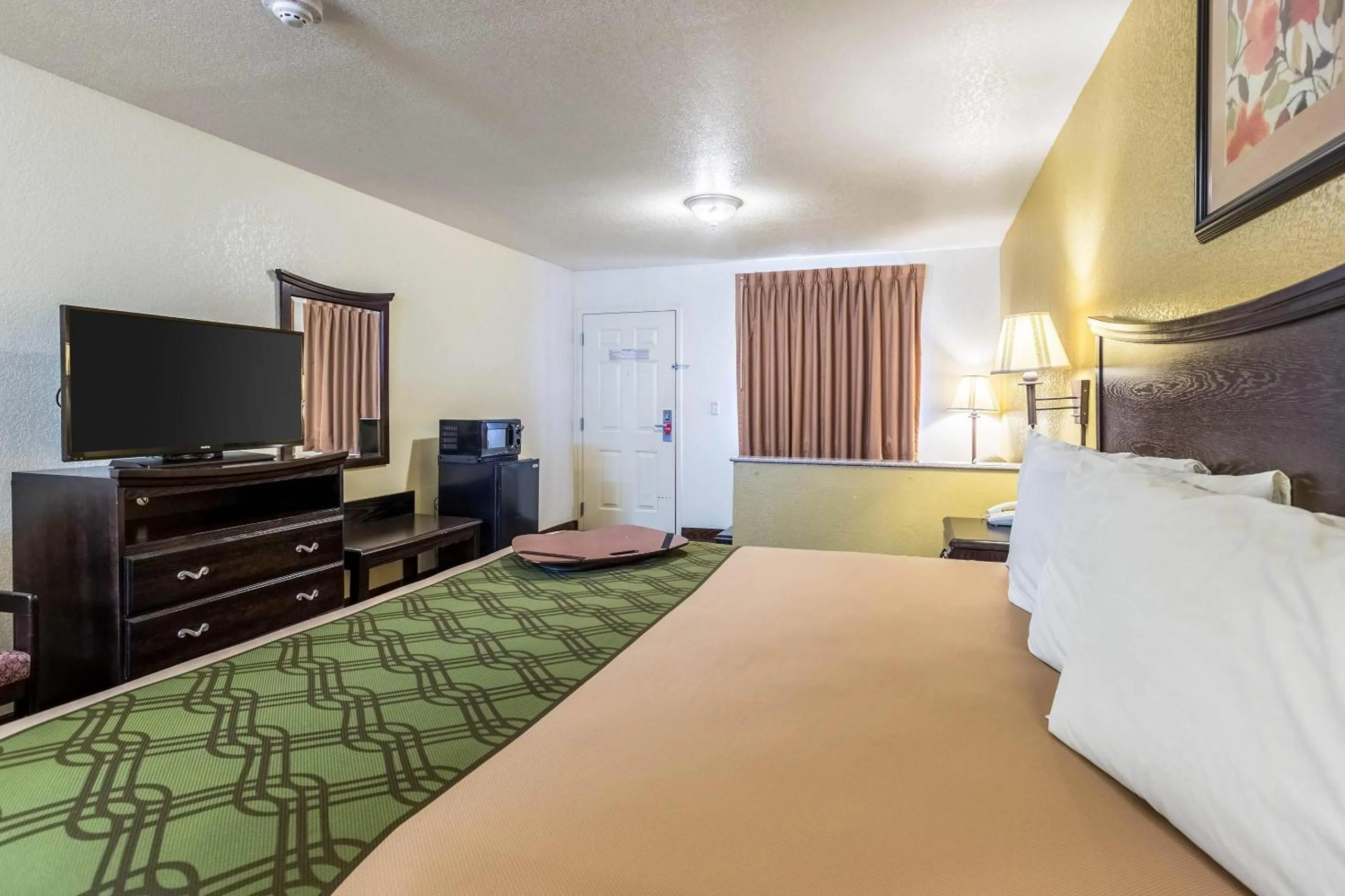 Bedroom, Bed in Econo Lodge Inn & Suites Searcy