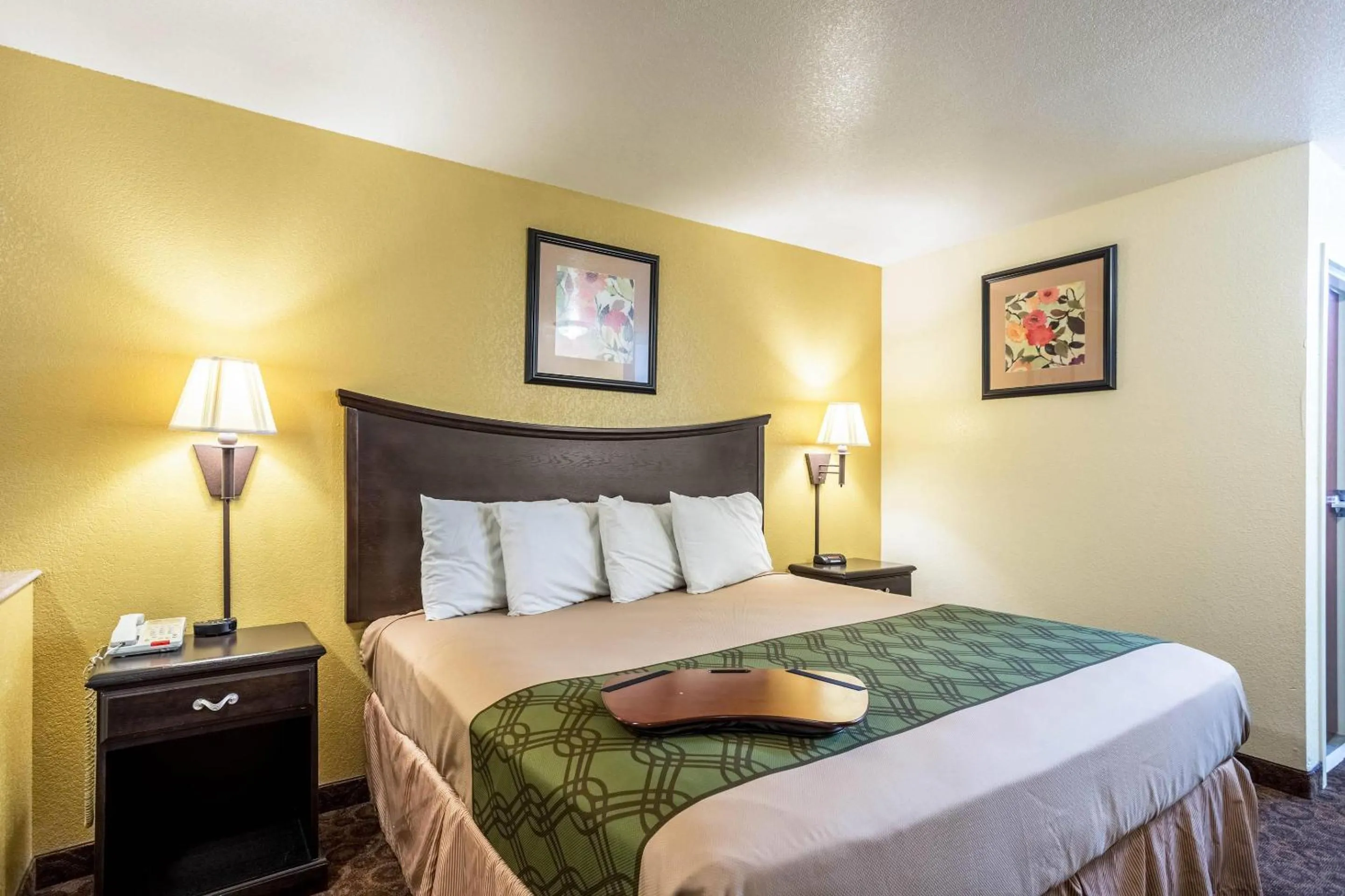 Bedroom, Bed in Econo Lodge Inn & Suites Searcy