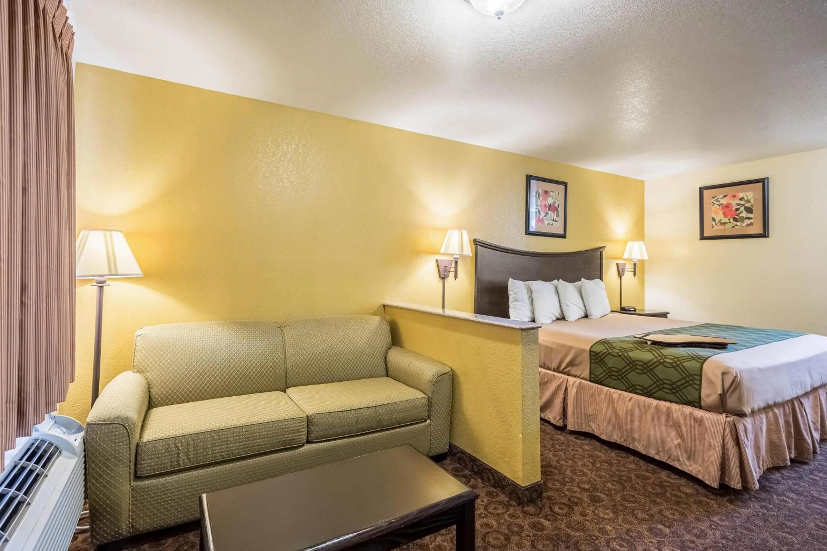Bedroom, Bed in Econo Lodge Inn & Suites Searcy