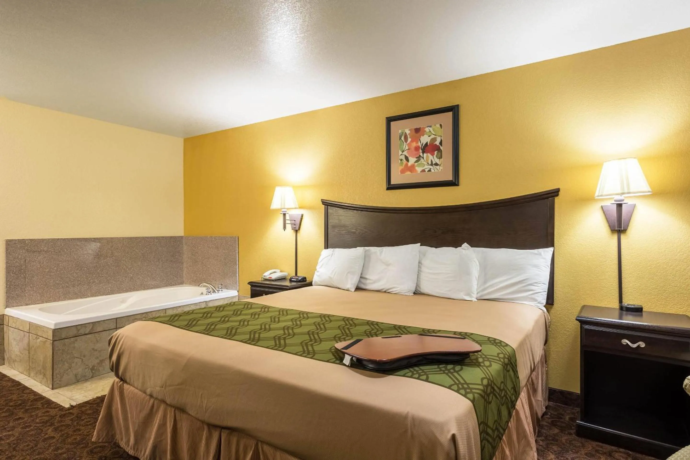 Bedroom, Bed in Econo Lodge Inn & Suites Searcy