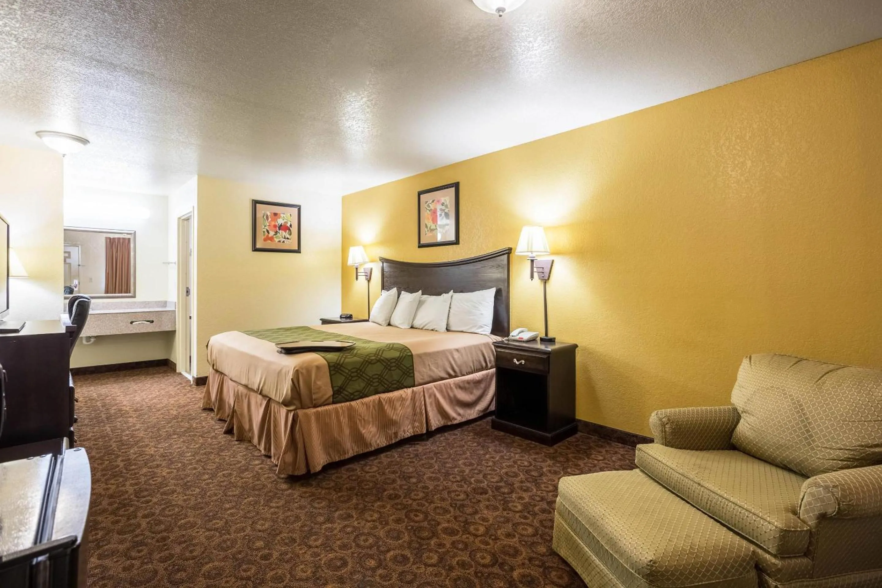 Bedroom, Bed in Econo Lodge Inn & Suites Searcy