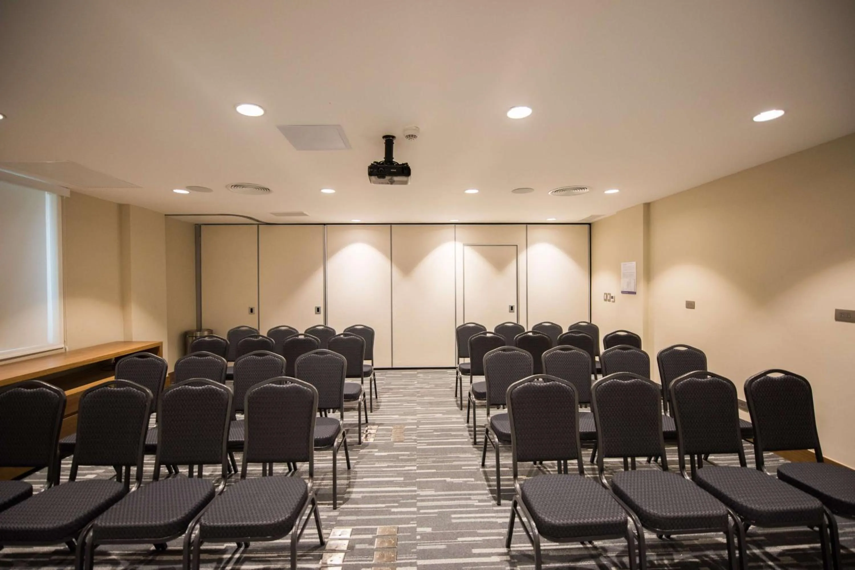 Meeting/conference room in Hampton By Hilton Santo Domingo Airport
