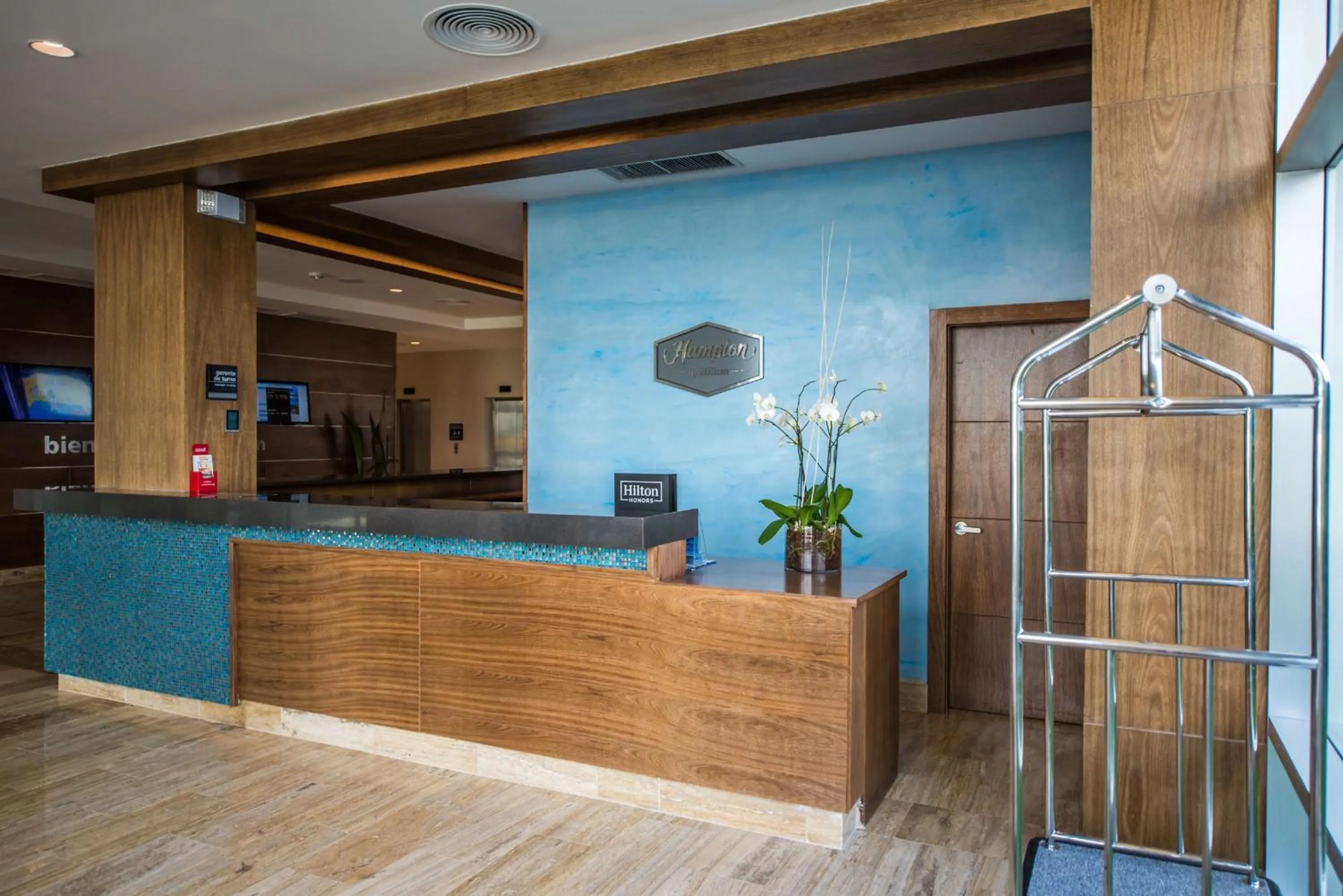 Lobby or reception in Hampton By Hilton Santo Domingo Airport