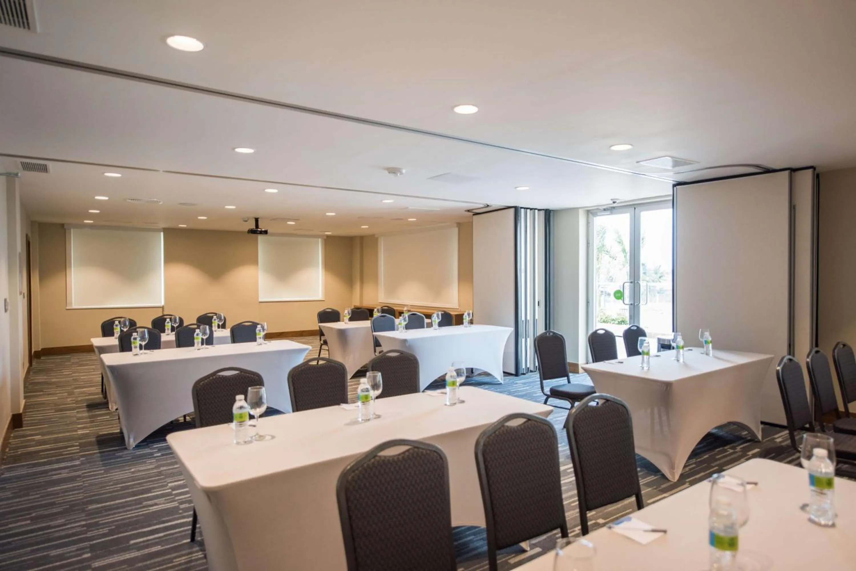 Meeting/conference room in Hampton By Hilton Santo Domingo Airport