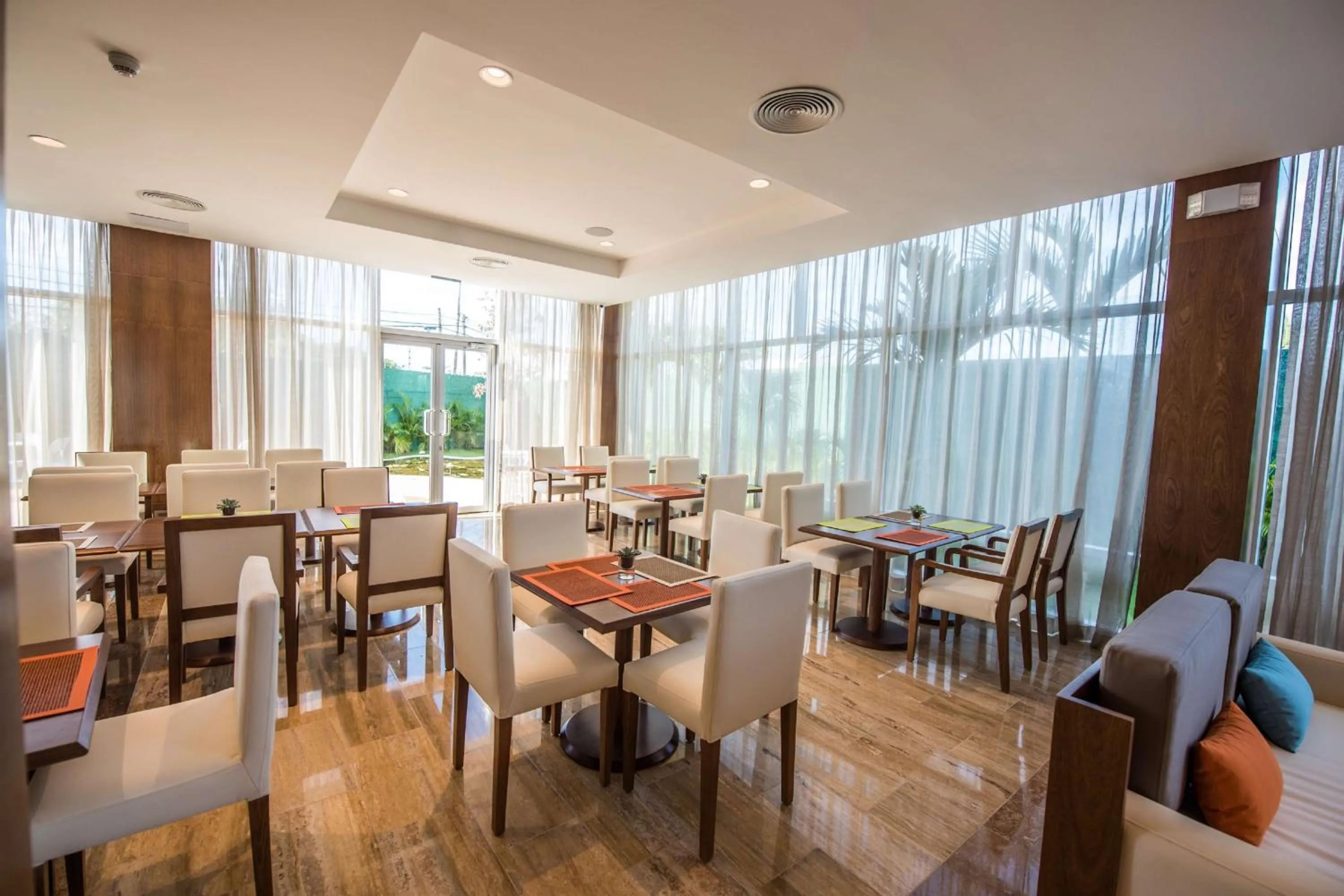 Restaurant/places to eat in Hampton By Hilton Santo Domingo Airport