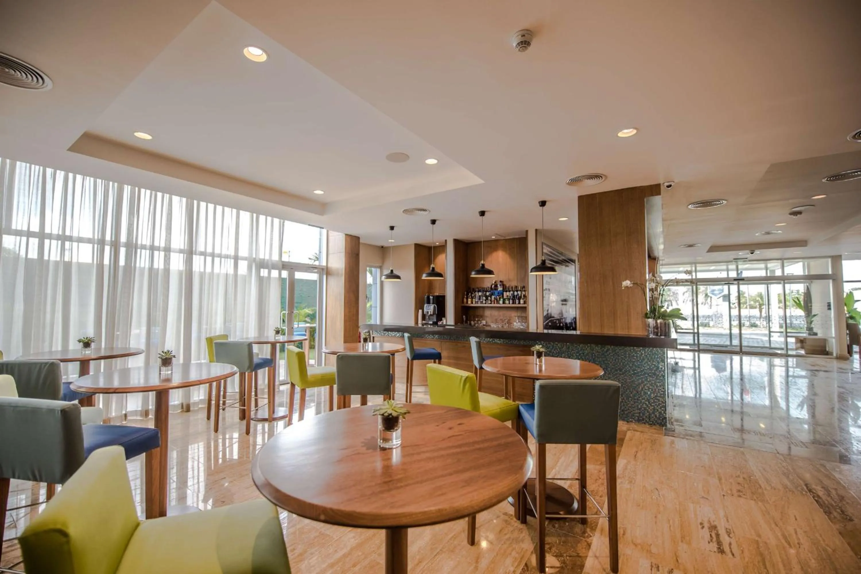 Lounge or bar in Hampton By Hilton Santo Domingo Airport