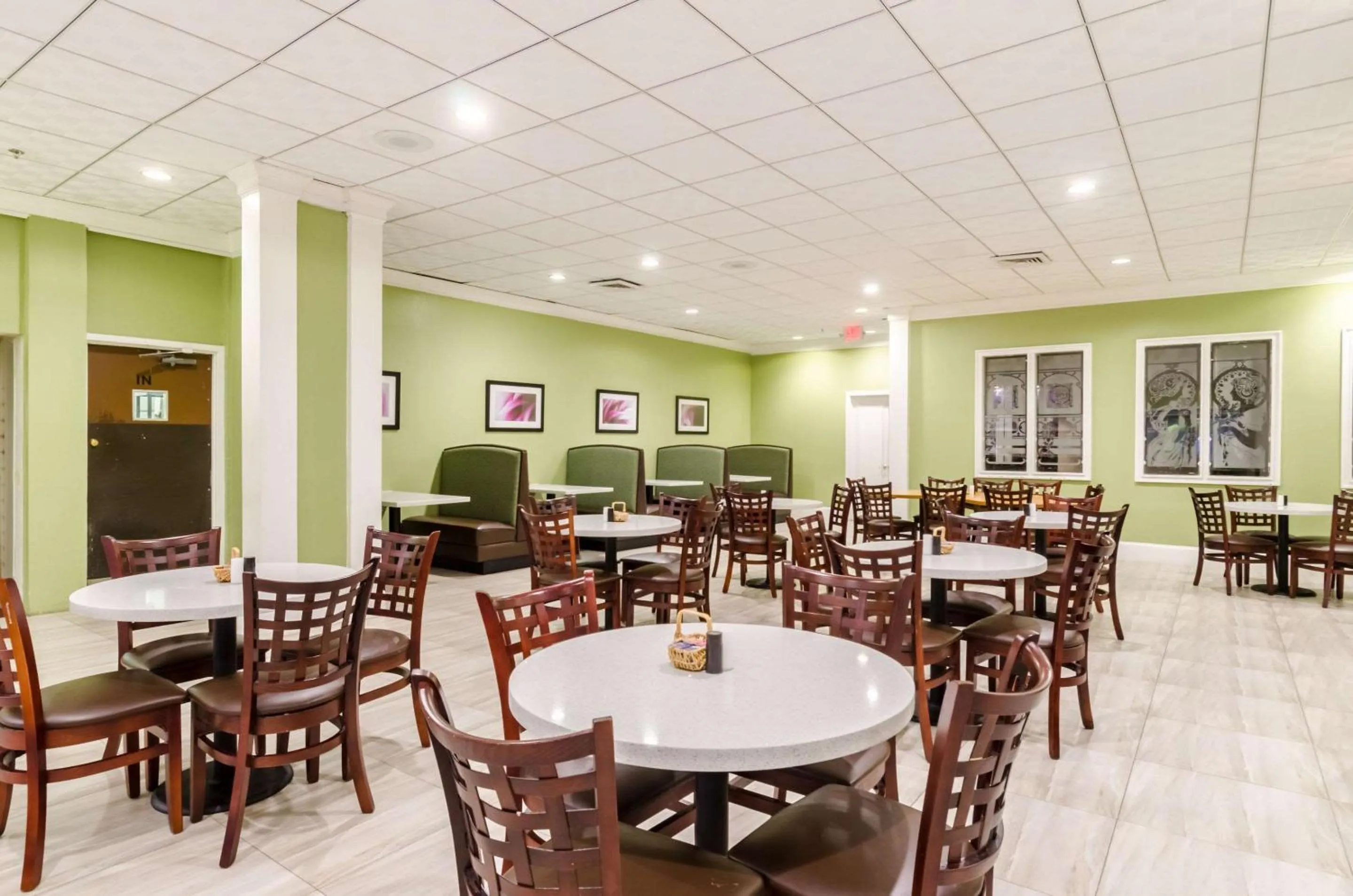 Restaurant/Places to Eat in Clarion Hotel Aqua Lagoon Waterpark