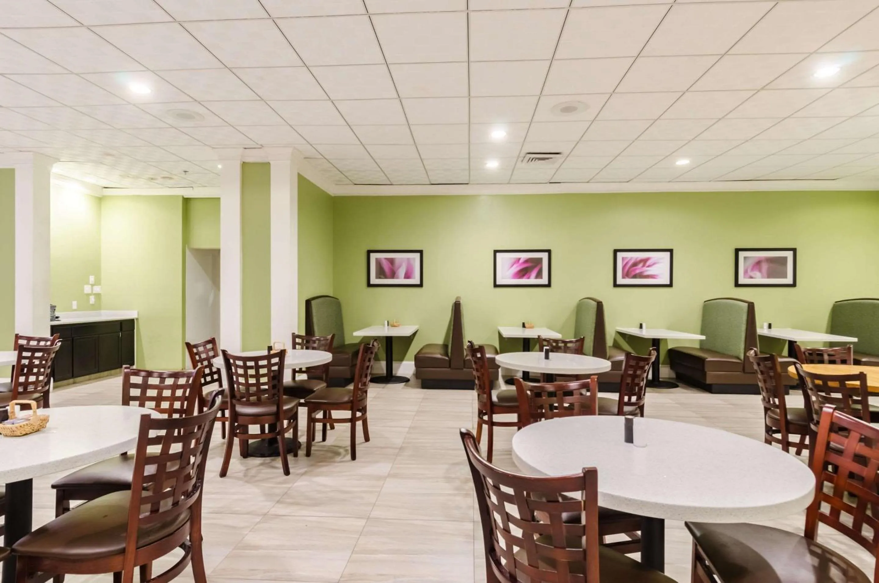 Restaurant/Places to Eat in Clarion Hotel Aqua Lagoon Waterpark