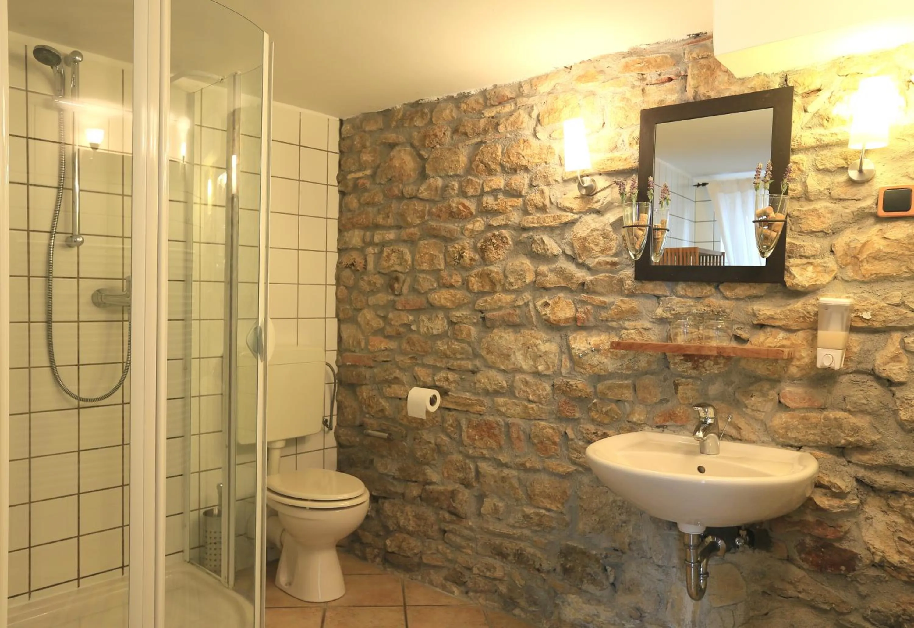 Bathroom in Hotel Weingewolbe