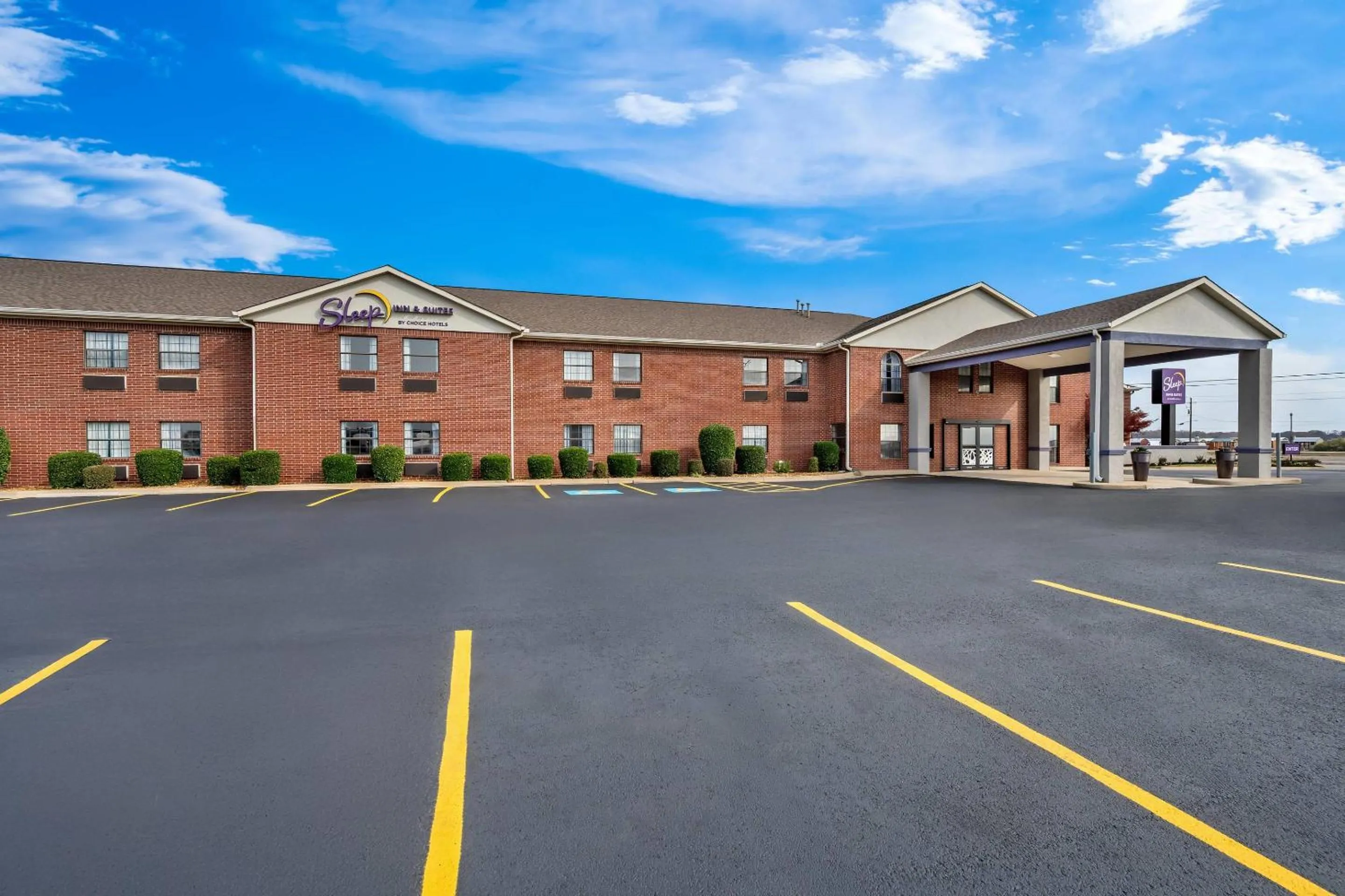 Property building in Sleep Inn & Suites Searcy near University