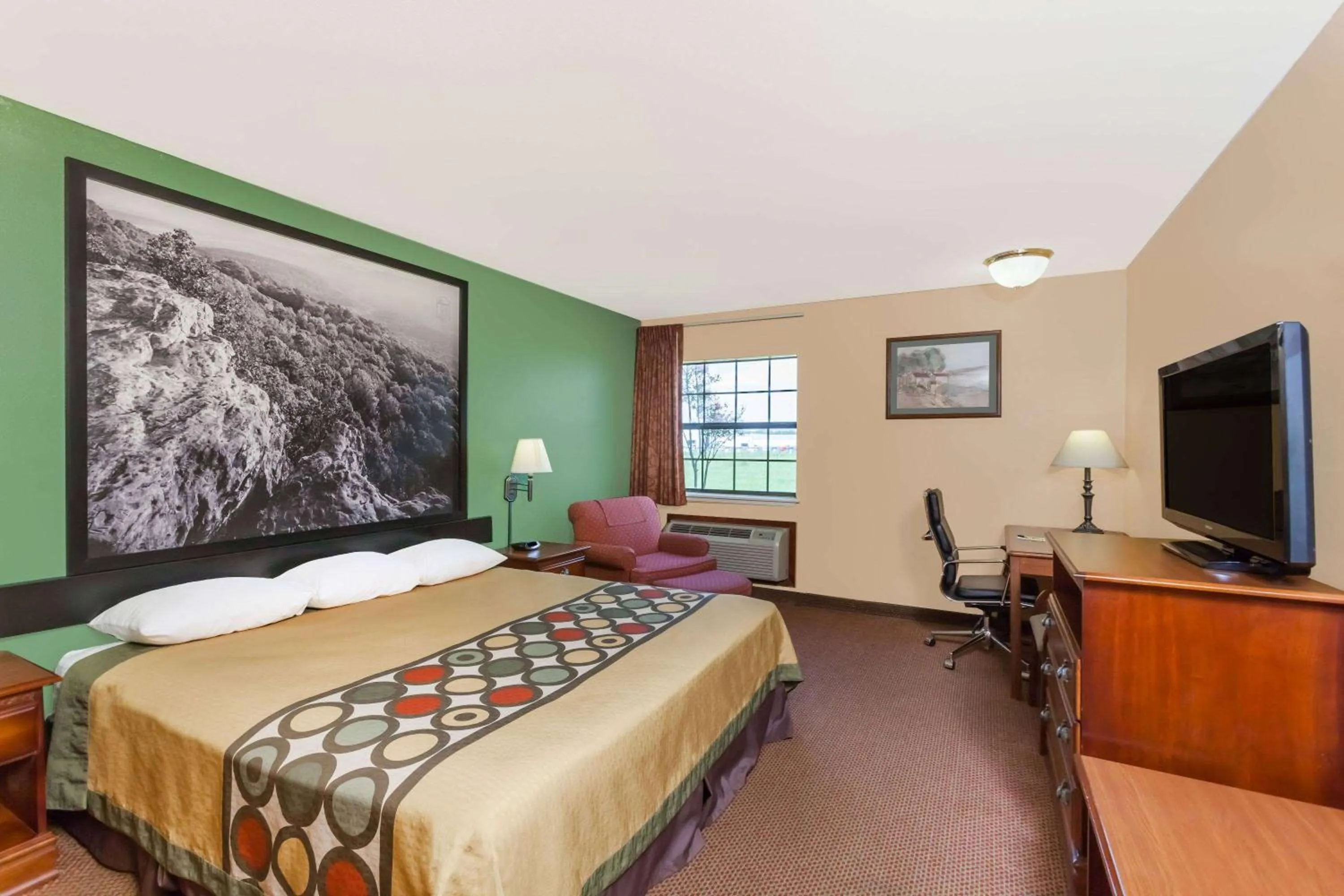 Photo of the whole room, Bed in Super 8 by Wyndham Searcy AR