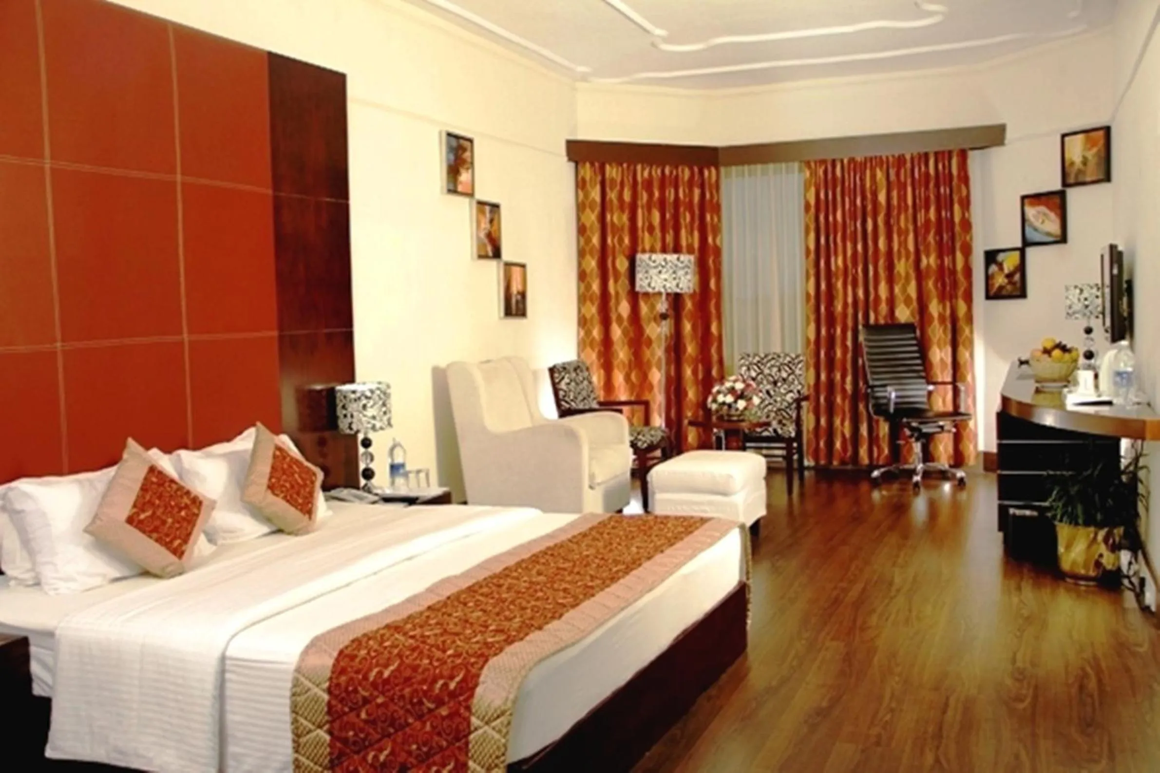 Photo of the whole room, Bed in The South Park Hotel