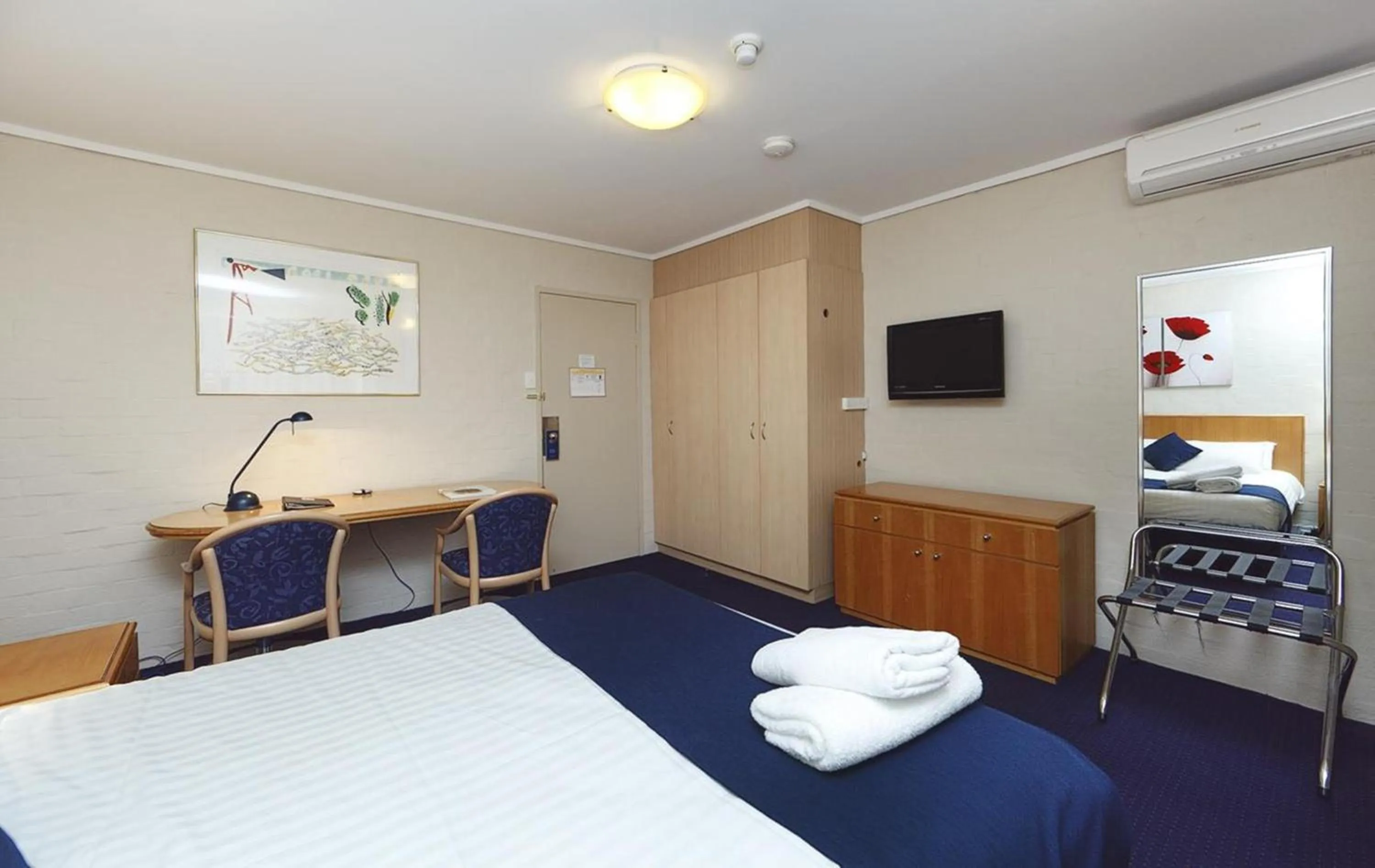 Photo of the whole room, Bed in ibis Styles Canberra