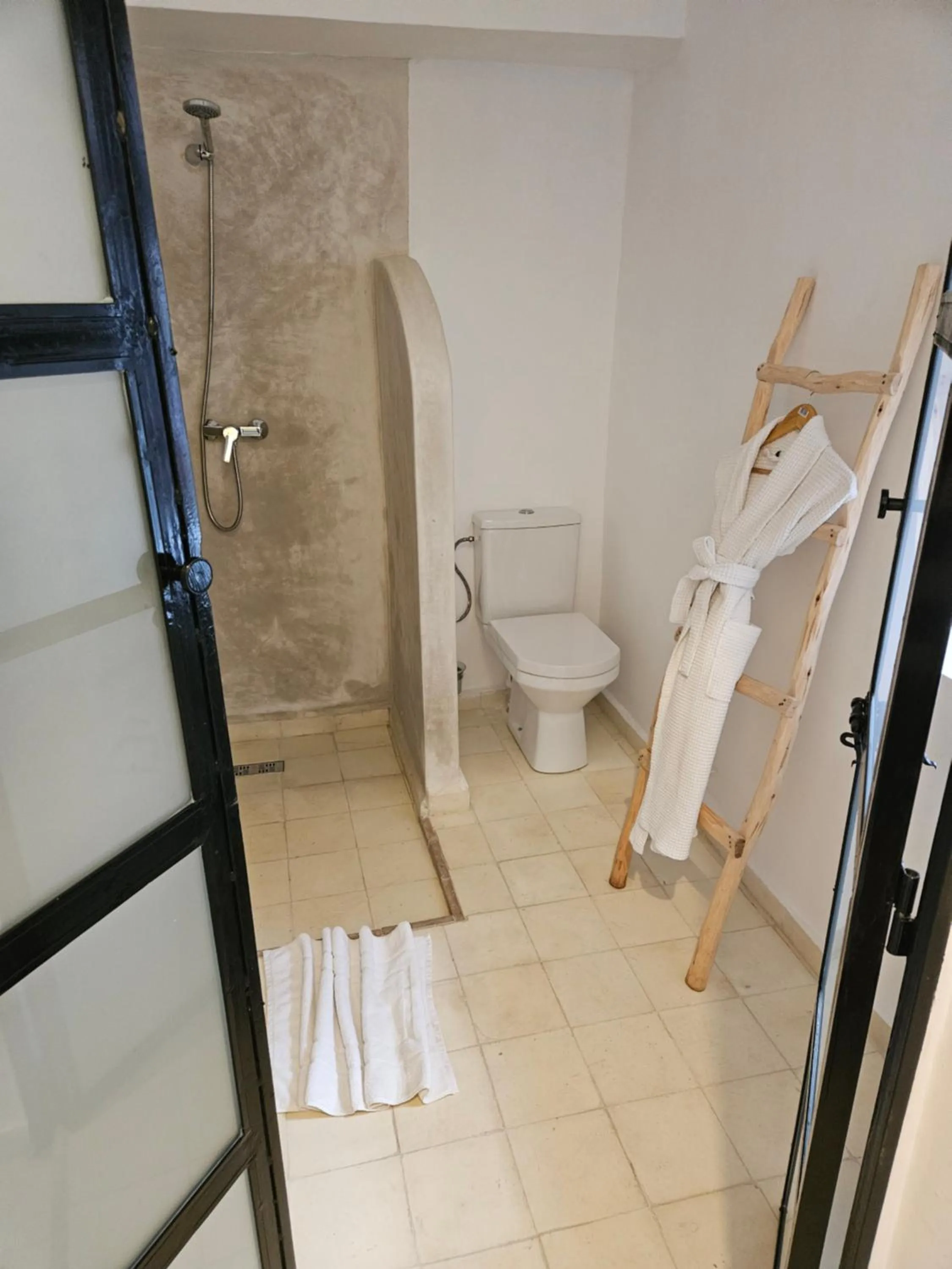 Shower in Riad El Jadide