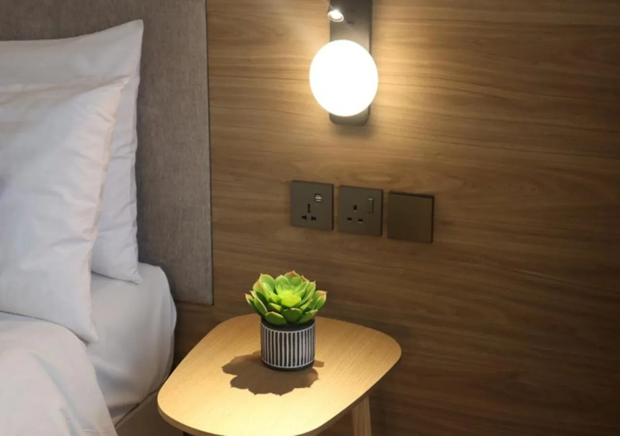 hair dresser, Bed in The Brunei Hotel