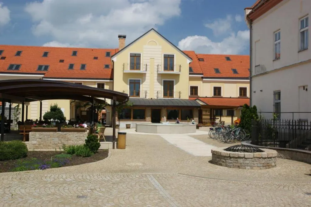 Restaurant/places to eat in Hotel Mario