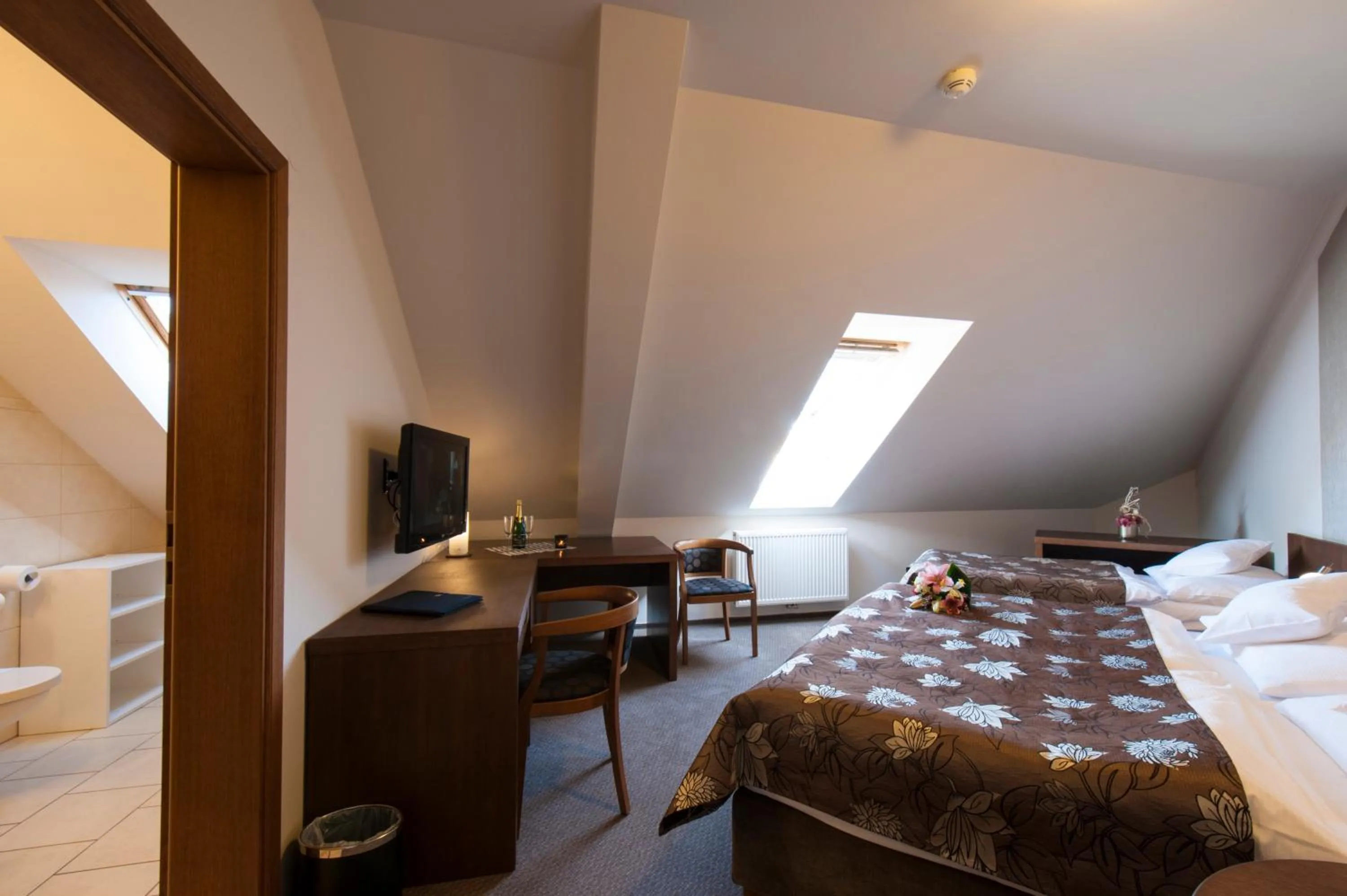 Photo of the whole room, Bed in Hotel Mario