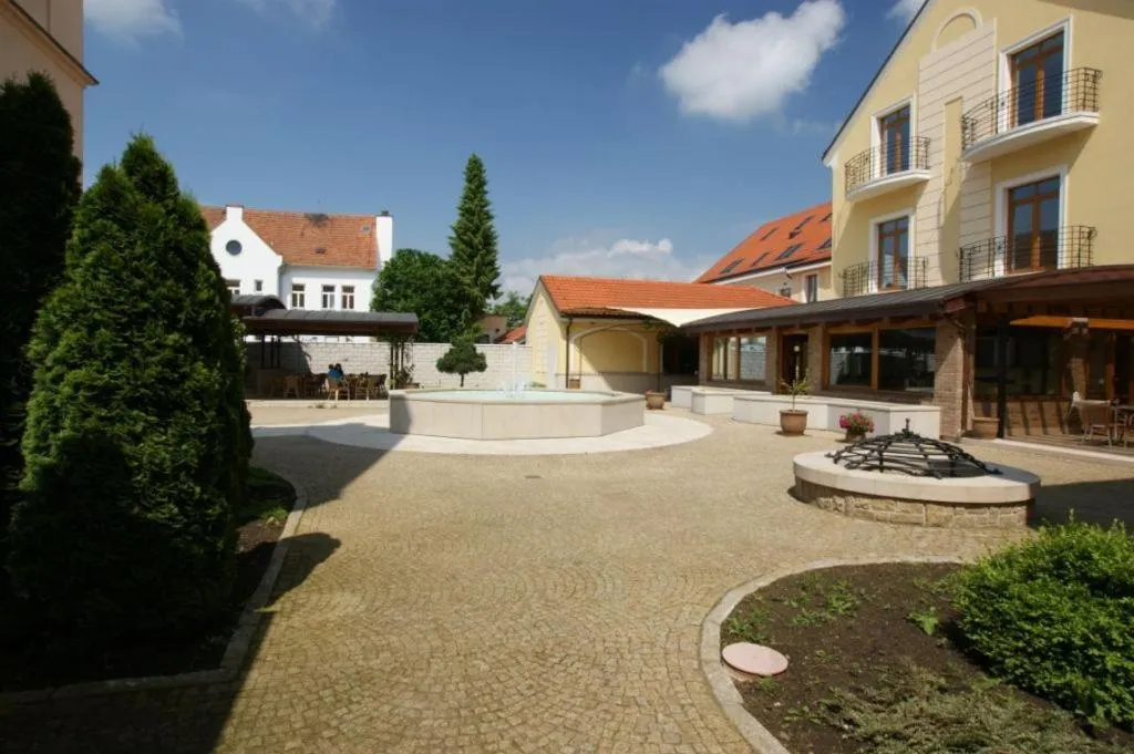 Restaurant/places to eat in Hotel Mario