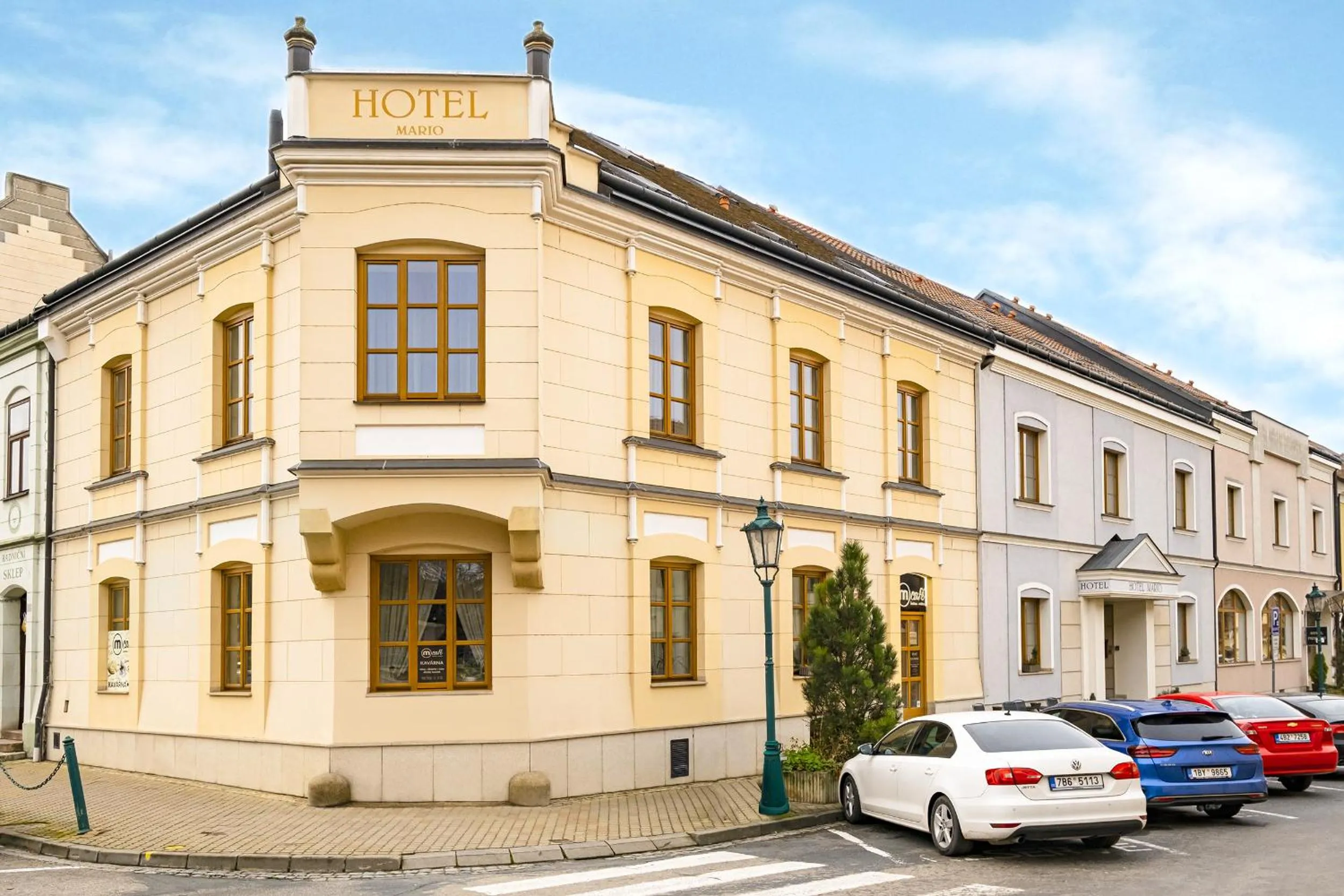 Facade/entrance in Hotel Mario