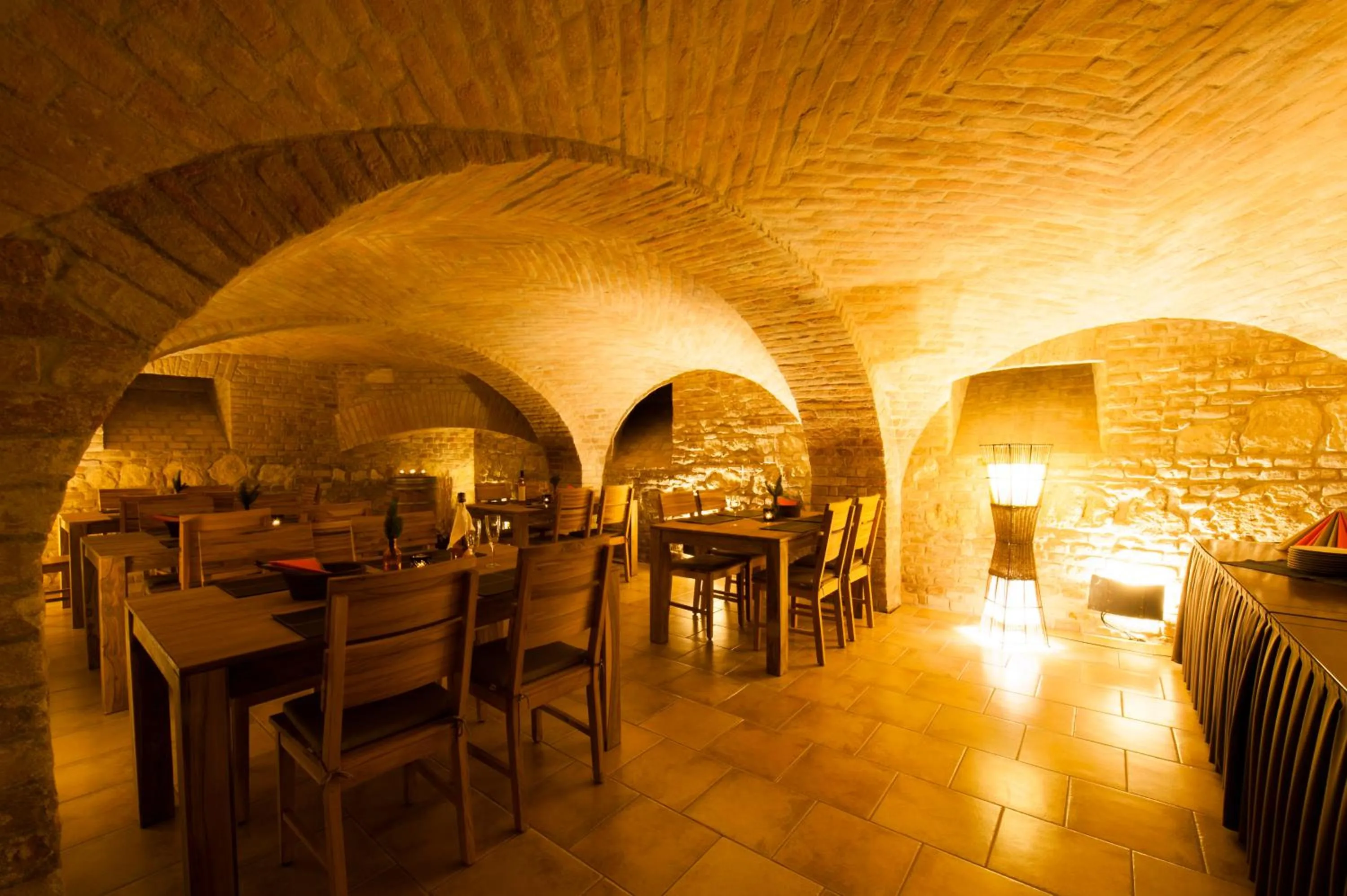 Restaurant/places to eat in Hotel Mario