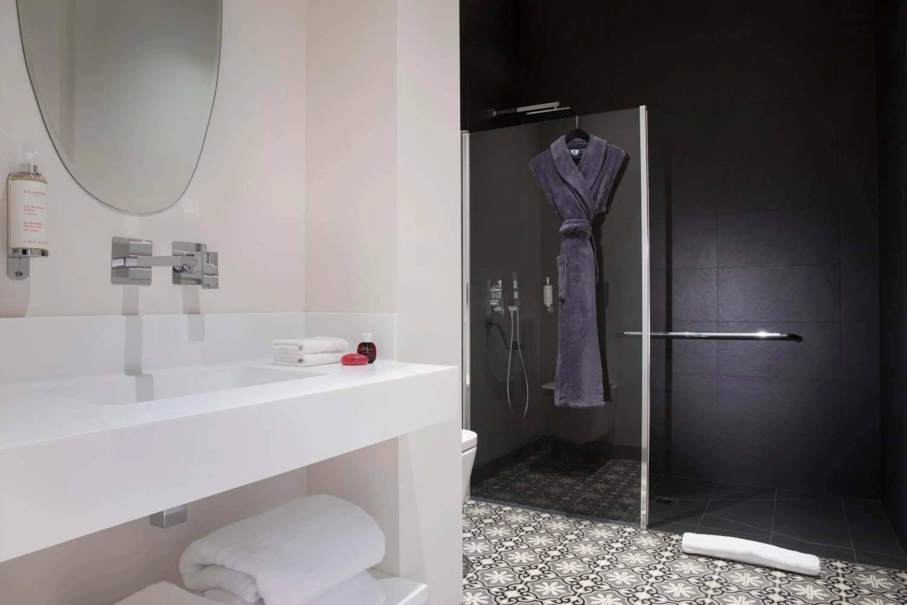 Bathroom in Hôtel Cardinal Bordeaux Centre