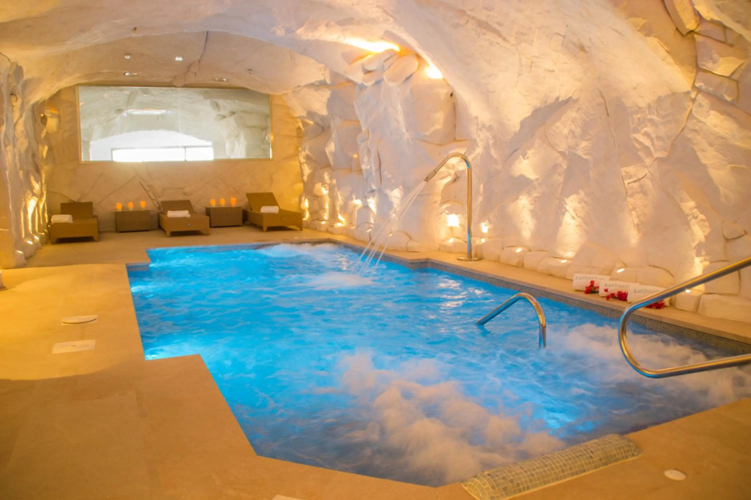 Property building in Hotel La Fonda