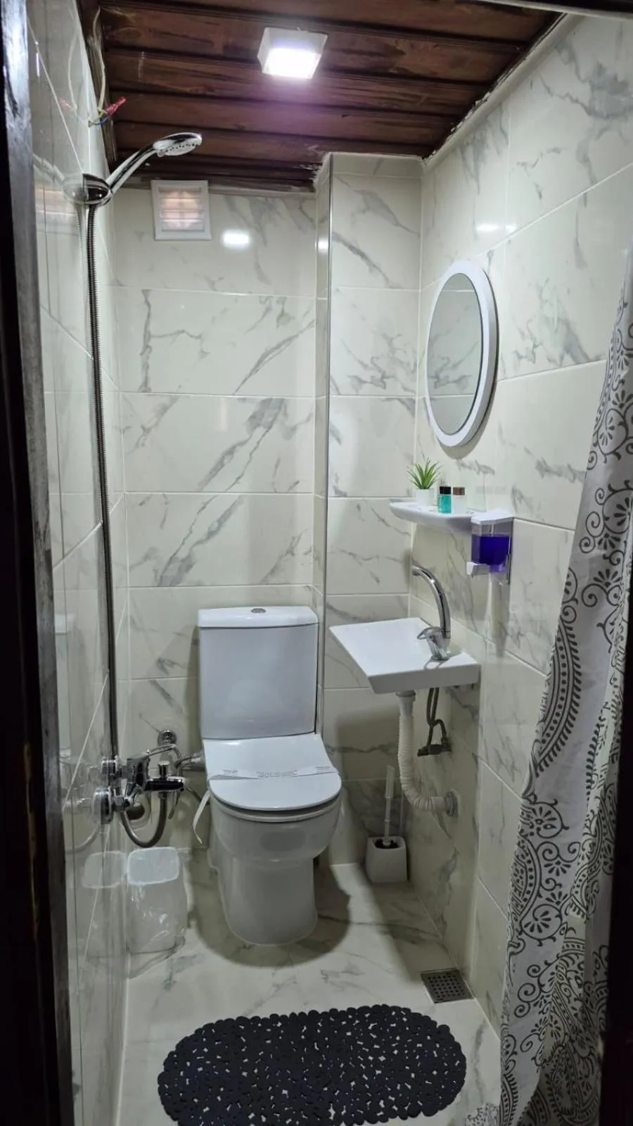 Shower in Turgut Reis Konak