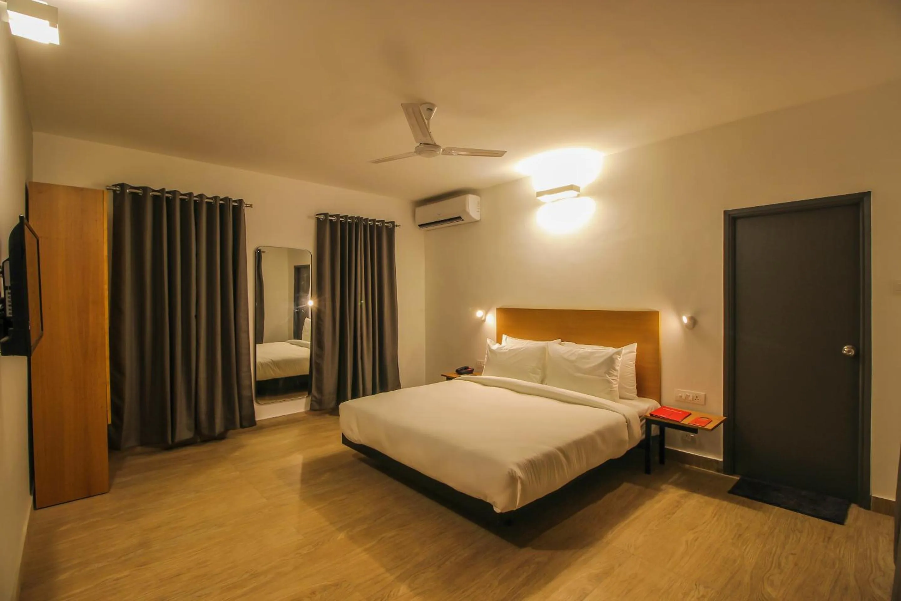 Bedroom, Bed in Oceans 7 Ashwem