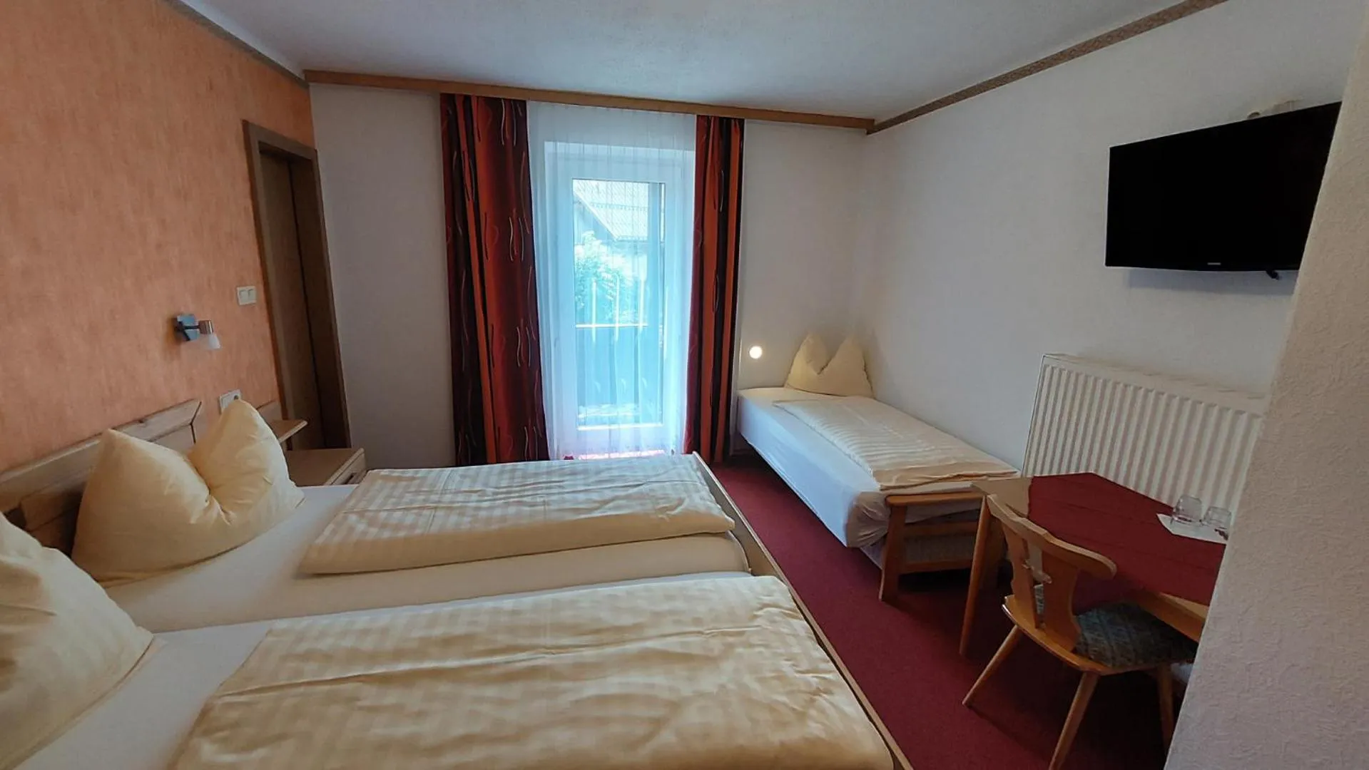 Photo of the whole room, Bed in Hotel Pension Oswald