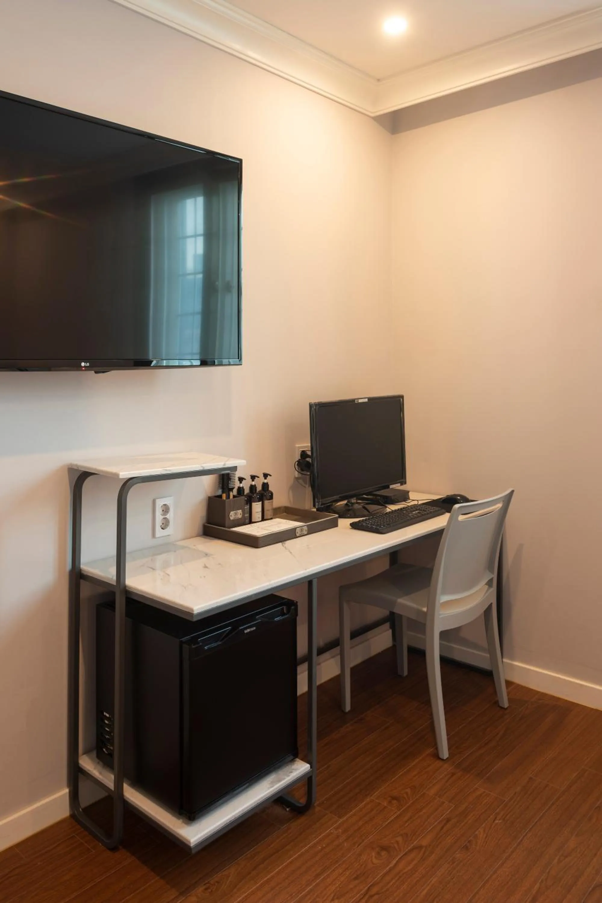 Brown-Dot Hotel Gupo