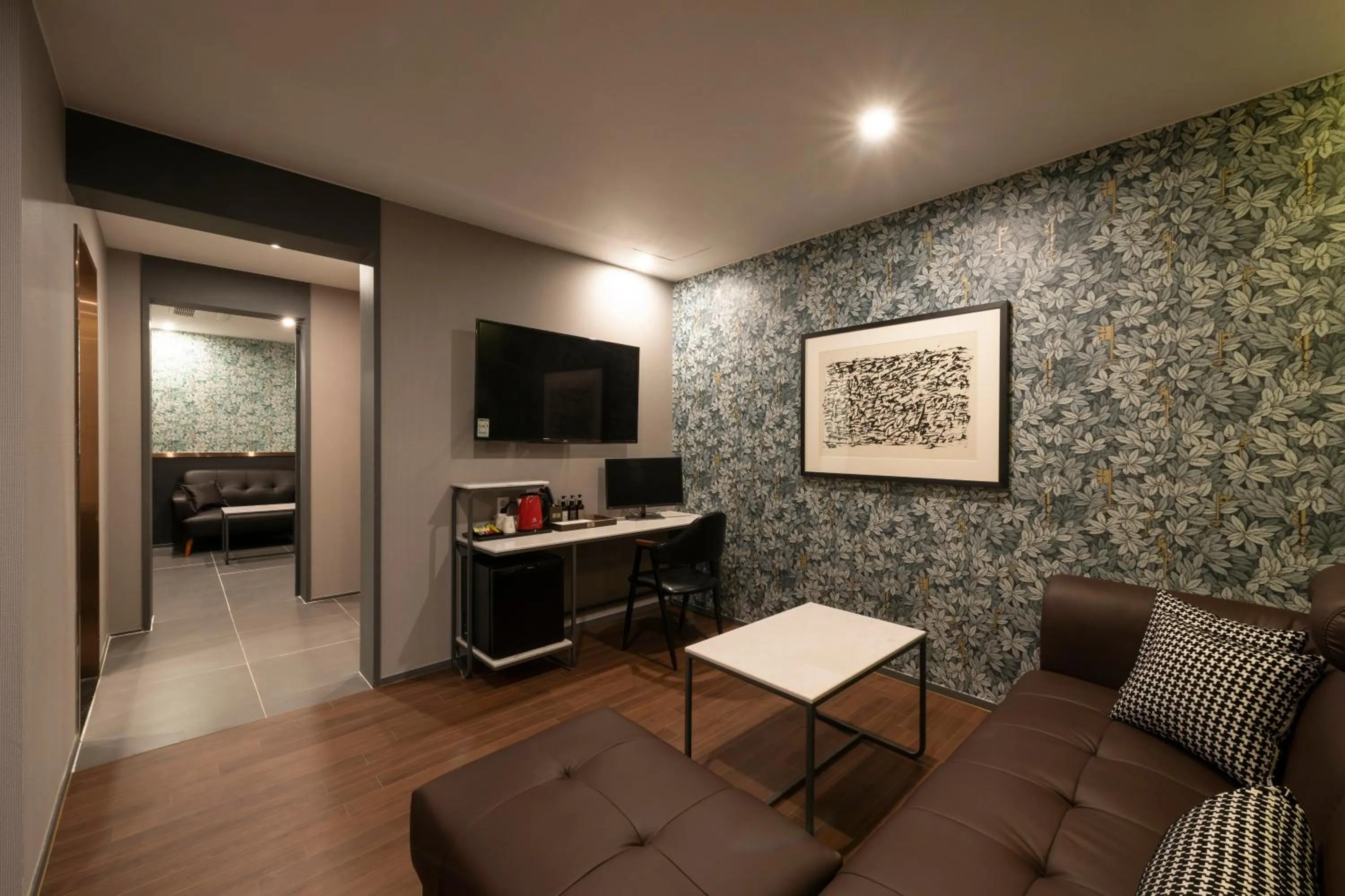 Brown-Dot Hotel Gupo