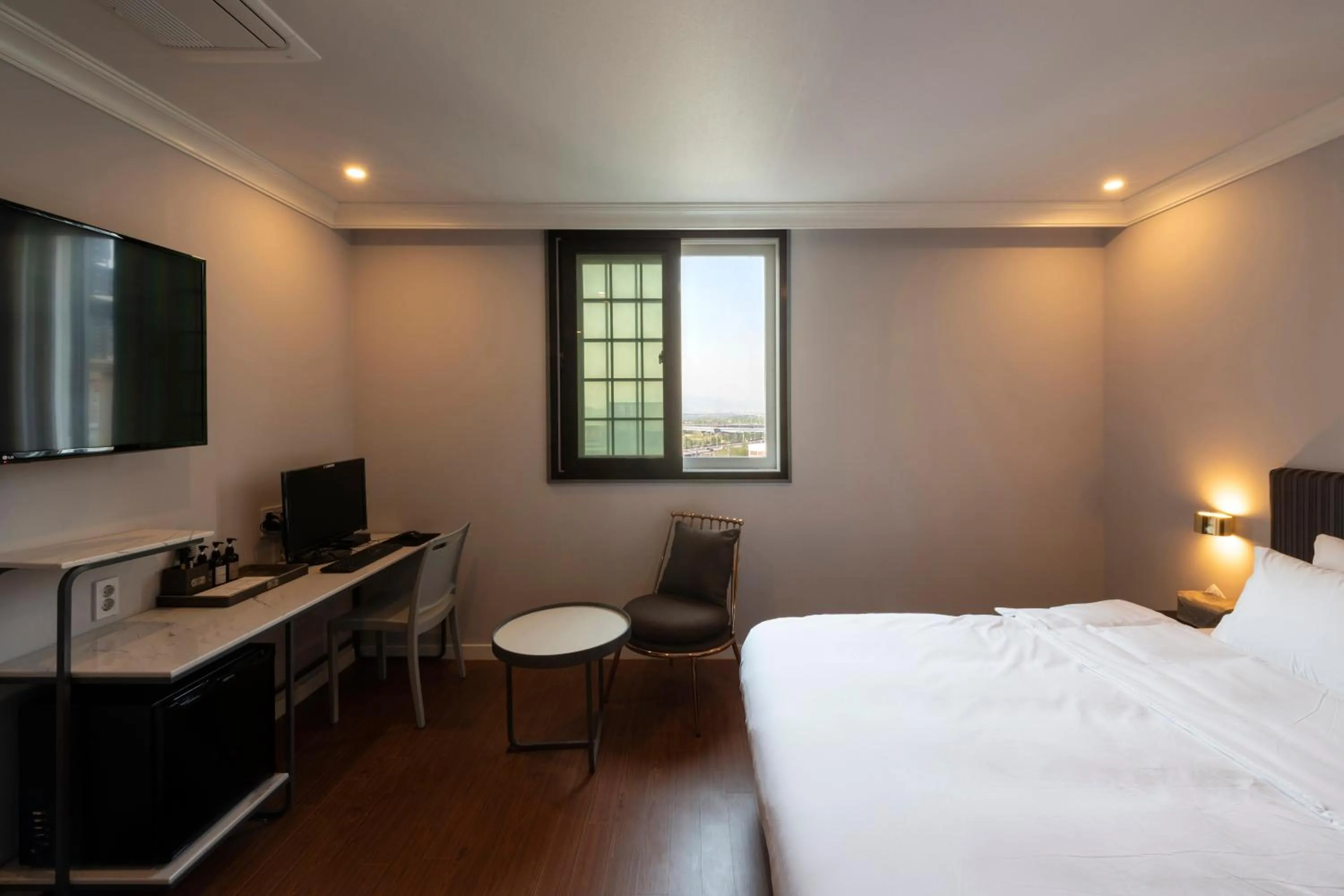 Bed in Brown-Dot Hotel Gupo