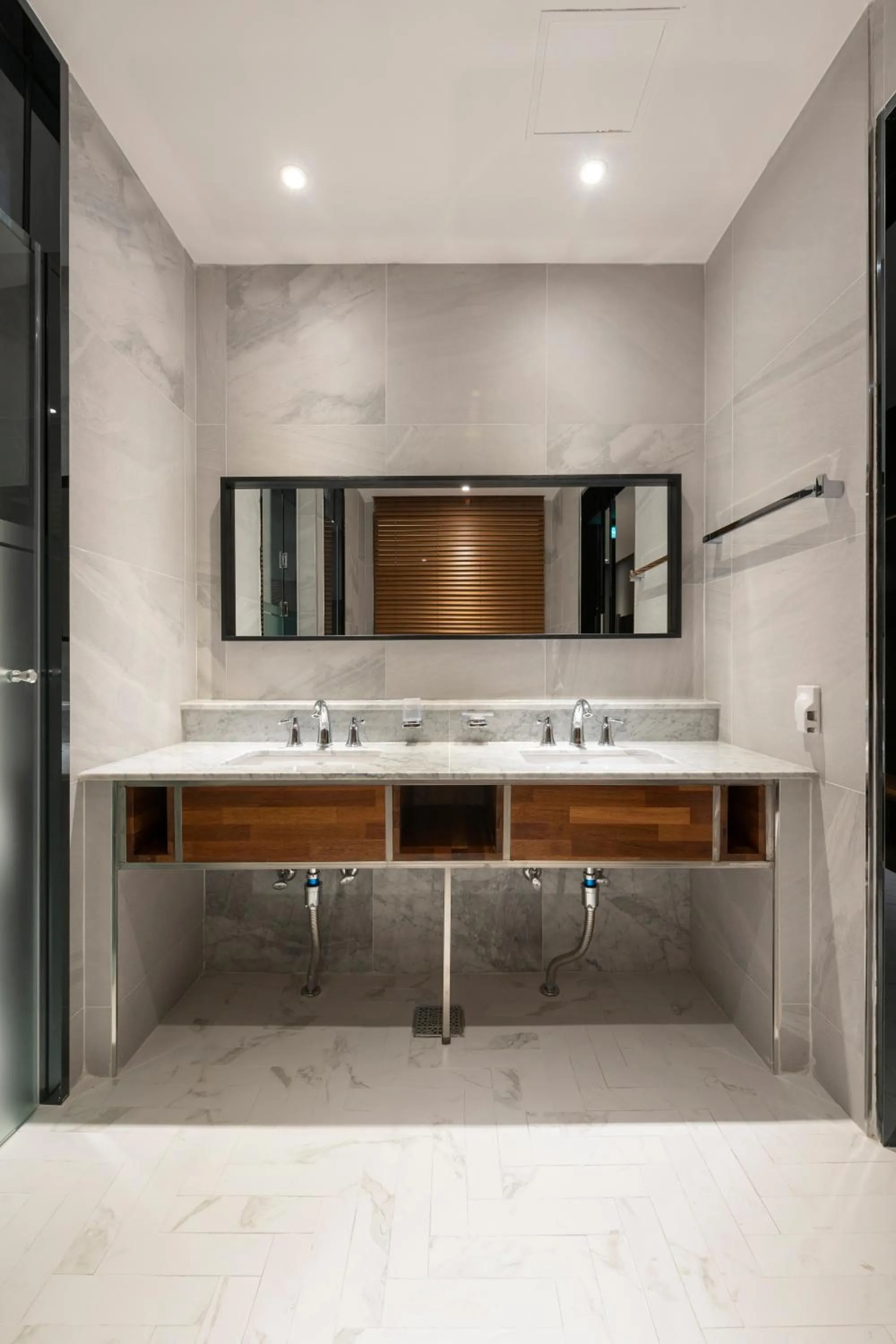 Brown-Dot Hotel Shinho