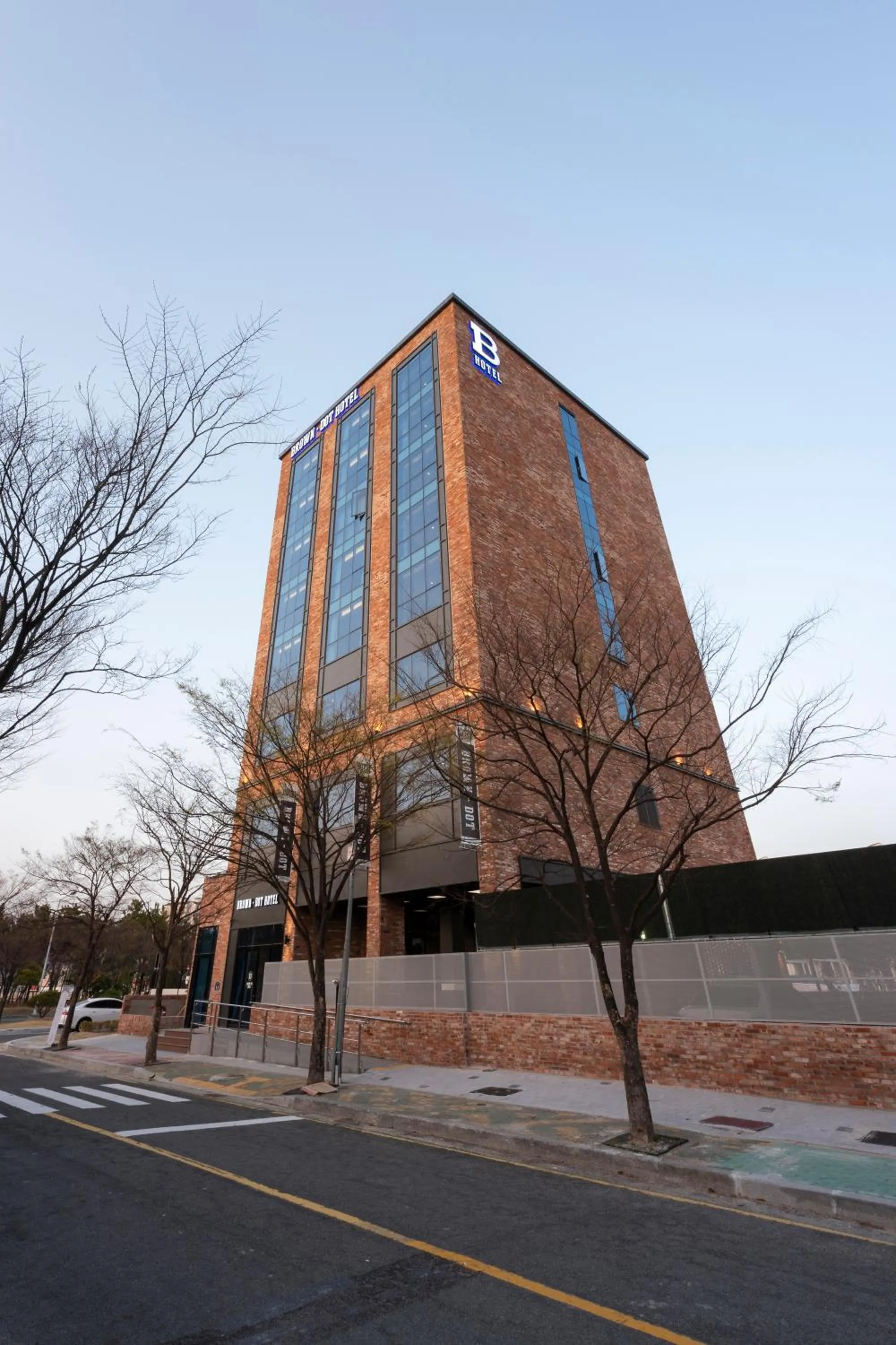 Property building in Brown-Dot Hotel Shinho