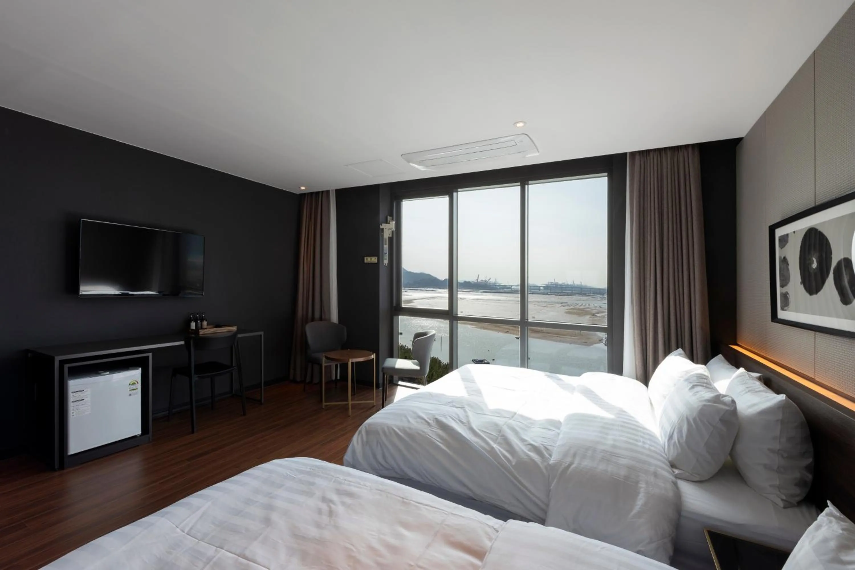 Bed in Brown-Dot Hotel Shinho