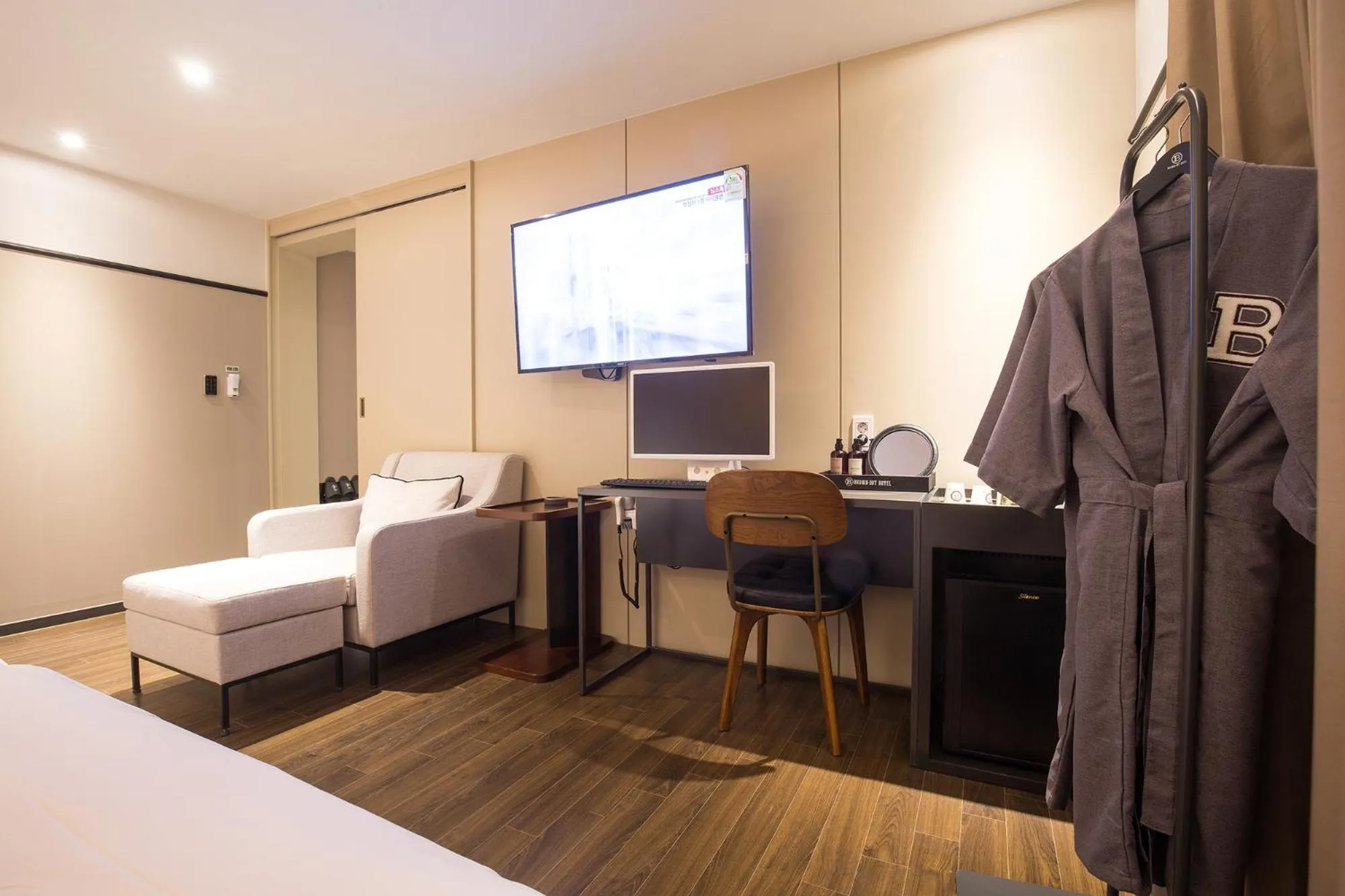 TV and multimedia, Bed in Brown-Dot Hotel Choeup